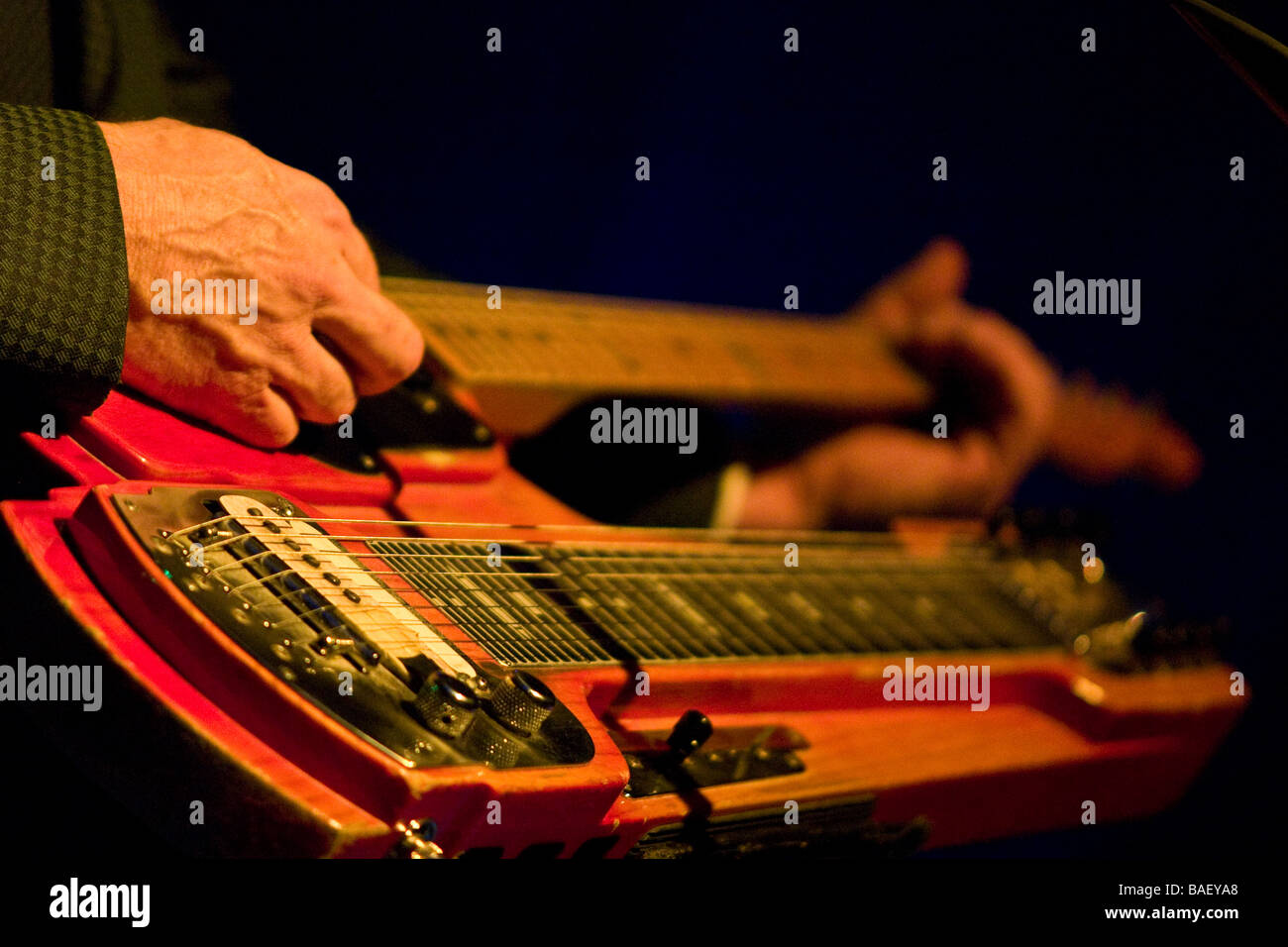 Junior Brown, eine beliebte Country-Musik-Musiker ist ein Guit-Steel-Gitarrenspieler Konzert im Granada Theater, Dallas, Texas im Jahr 2004 Stockfoto