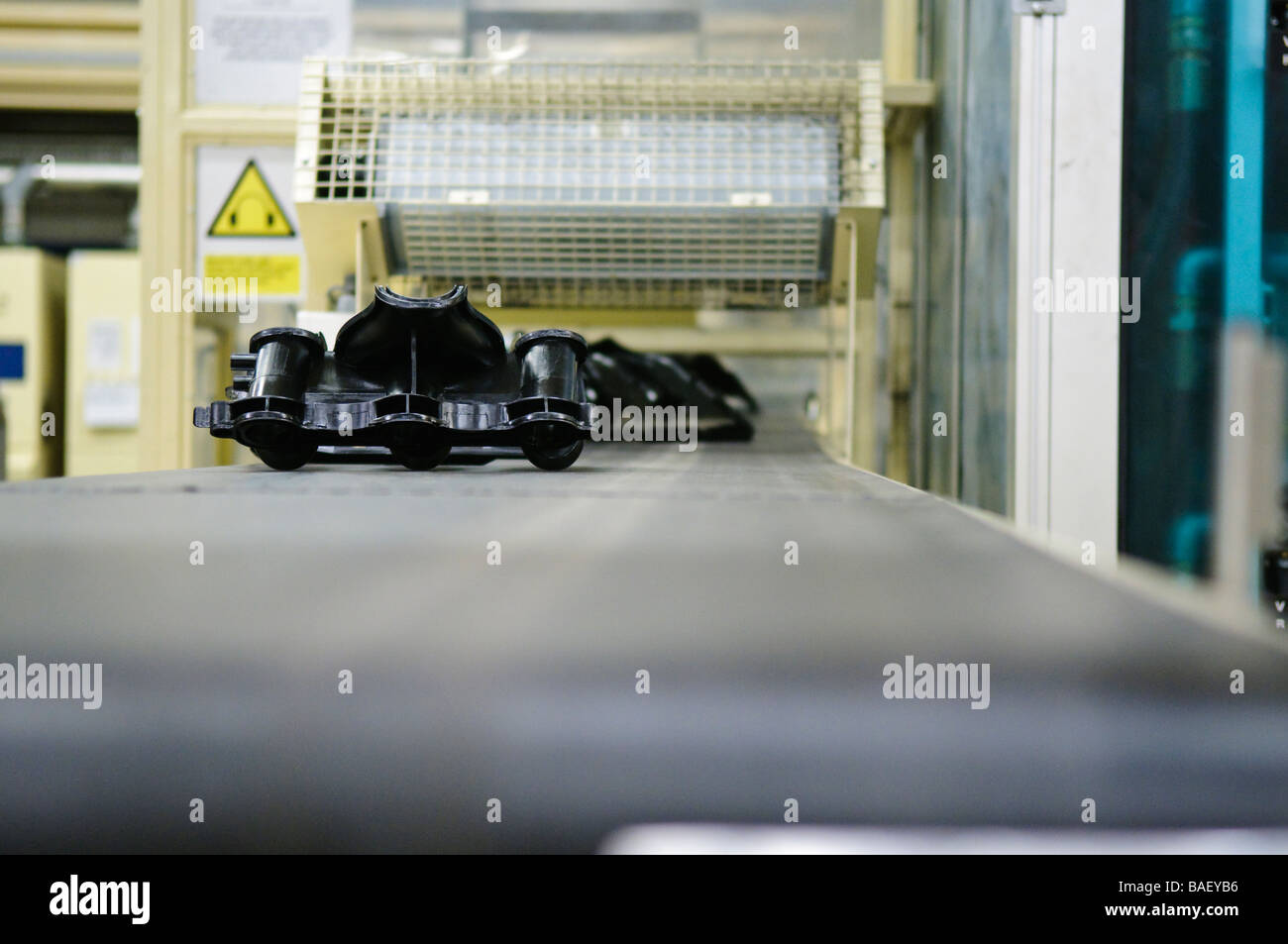 Einlass Sammelleitungen für Ford 4,0 L SOHC Motoren auf einer Produktionslinie Stockfoto