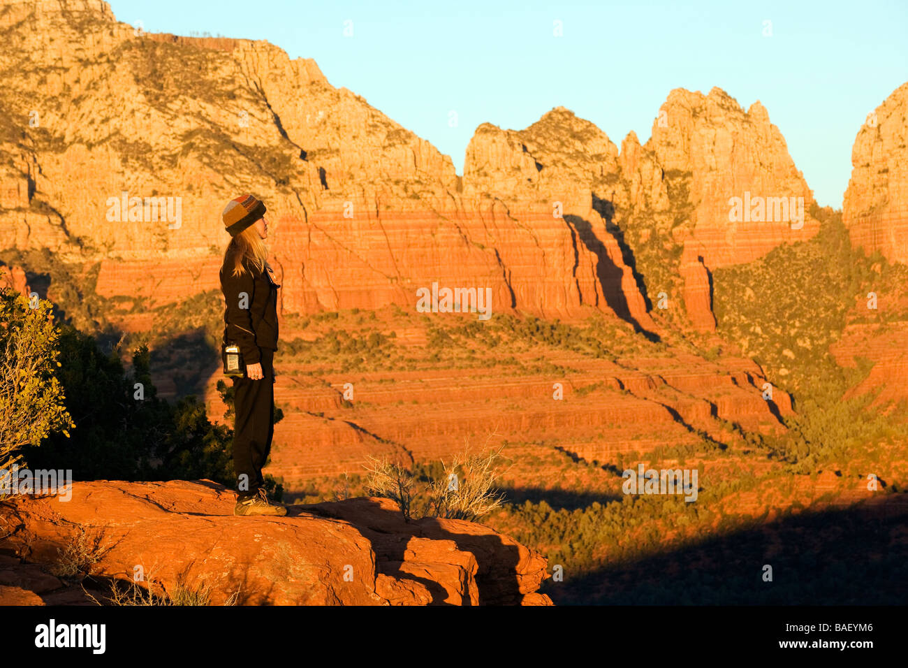 Frau, die Anzeigen von red Rock Canyon - Sedona, Arizona Stockfoto