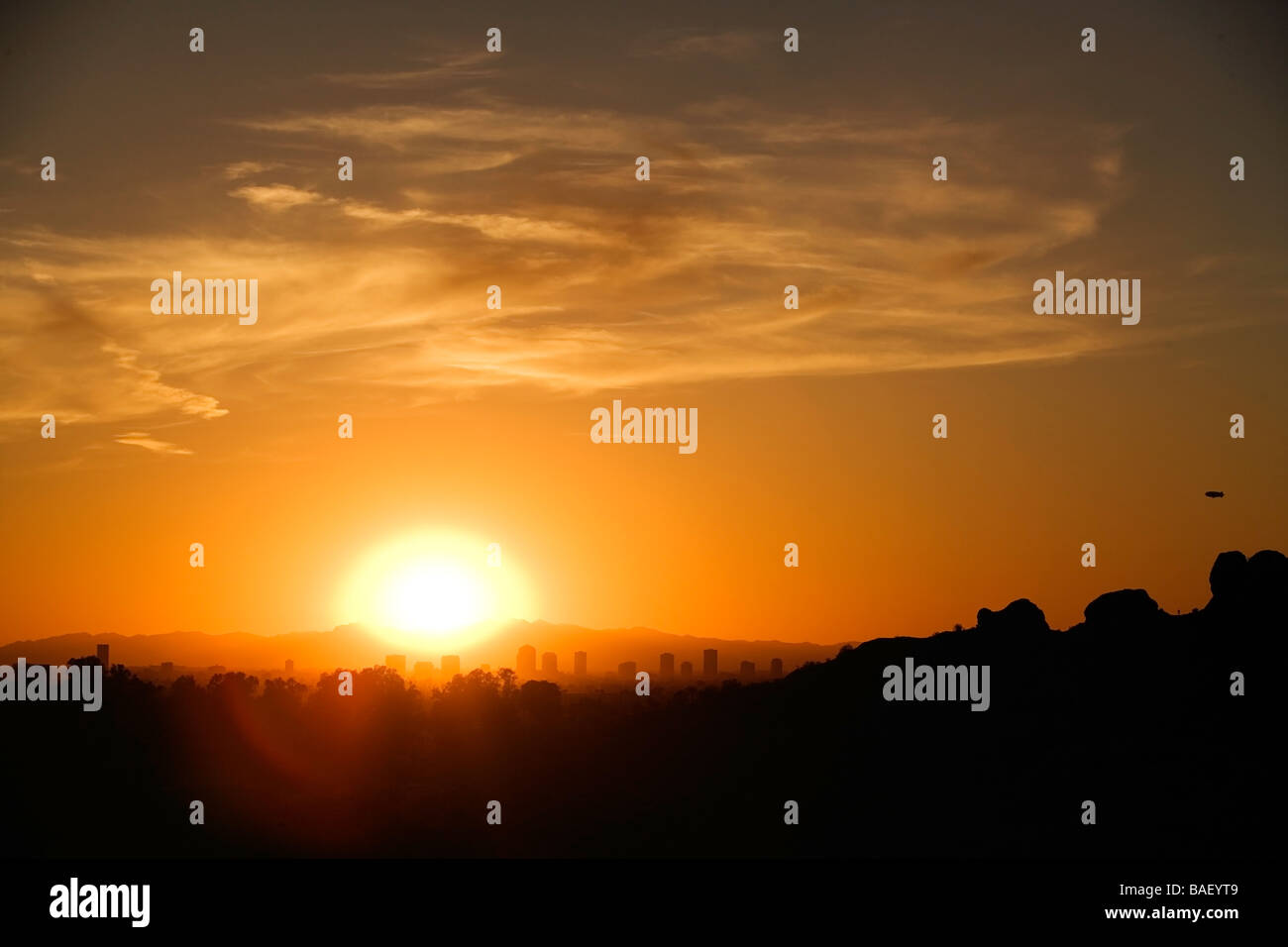 Ansicht der Stadt Skyline bei Sonnenuntergang vom Papago Park - Phoenix, Arizona Stockfoto