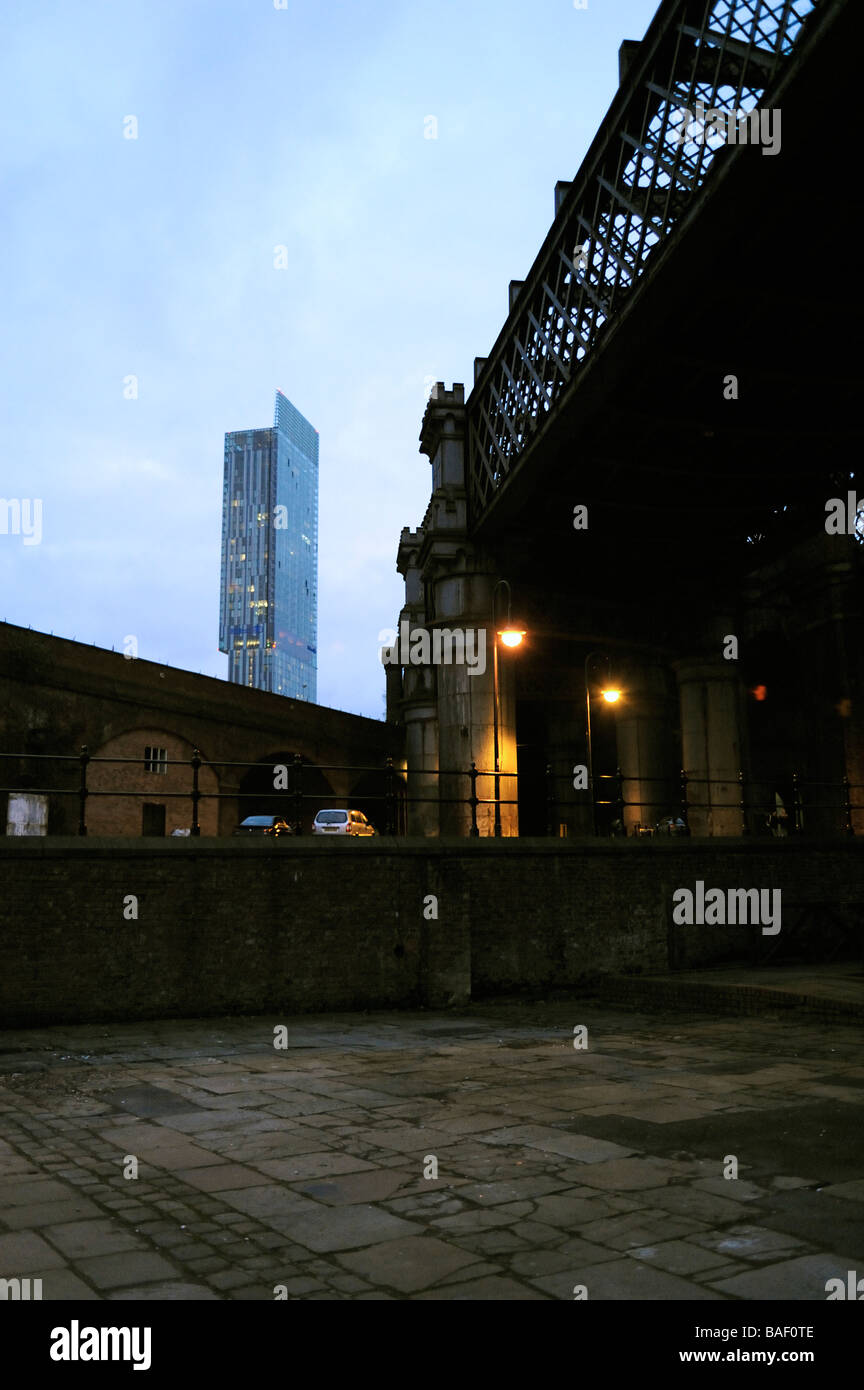 Blick auf Hilton Hotel ultra modernen Beetham Tower und alten viktorianischen Eisenbahn Brücke, Manchester, Castlefield, Abend. Stockfoto