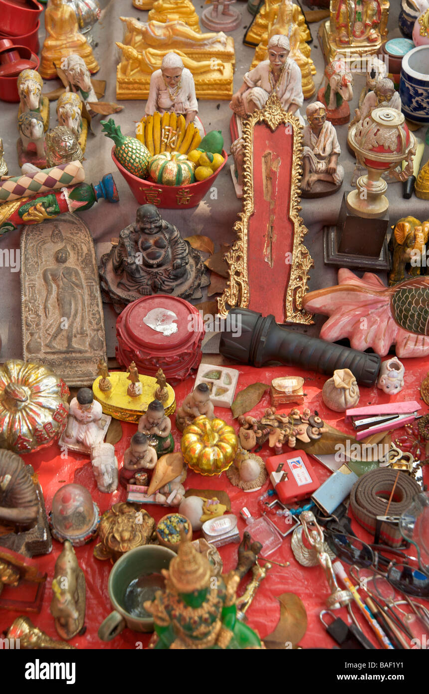 Symbole und religiöse Bilder auf einem Schmuckstück Marktstand Bangkok Thailand Stockfoto