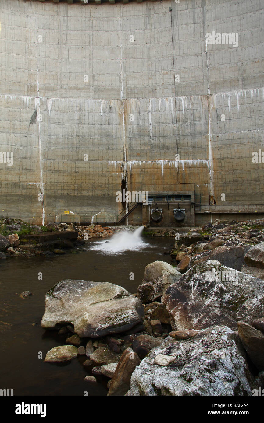 Eine Nahaufnahme von einem Wasserkraftwerk Damm in der Region Limousin in Frankreich Stockfoto