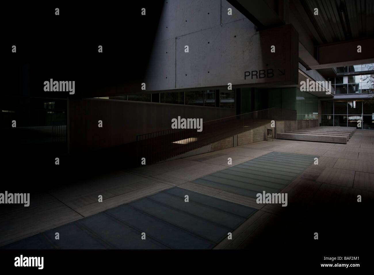 Abstrakter architektonischer Blick im Gebäude des Barcelona Biomedical Research Park (PRBB), Katalonien, Spanien. Stockfoto