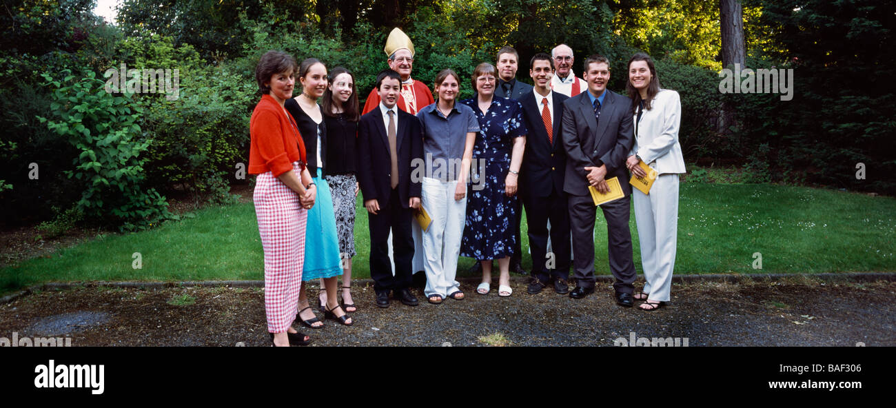 St Annes katholischen Kirche Bischof mit Mitra & Personal Bestätigung Kinder Stockfoto