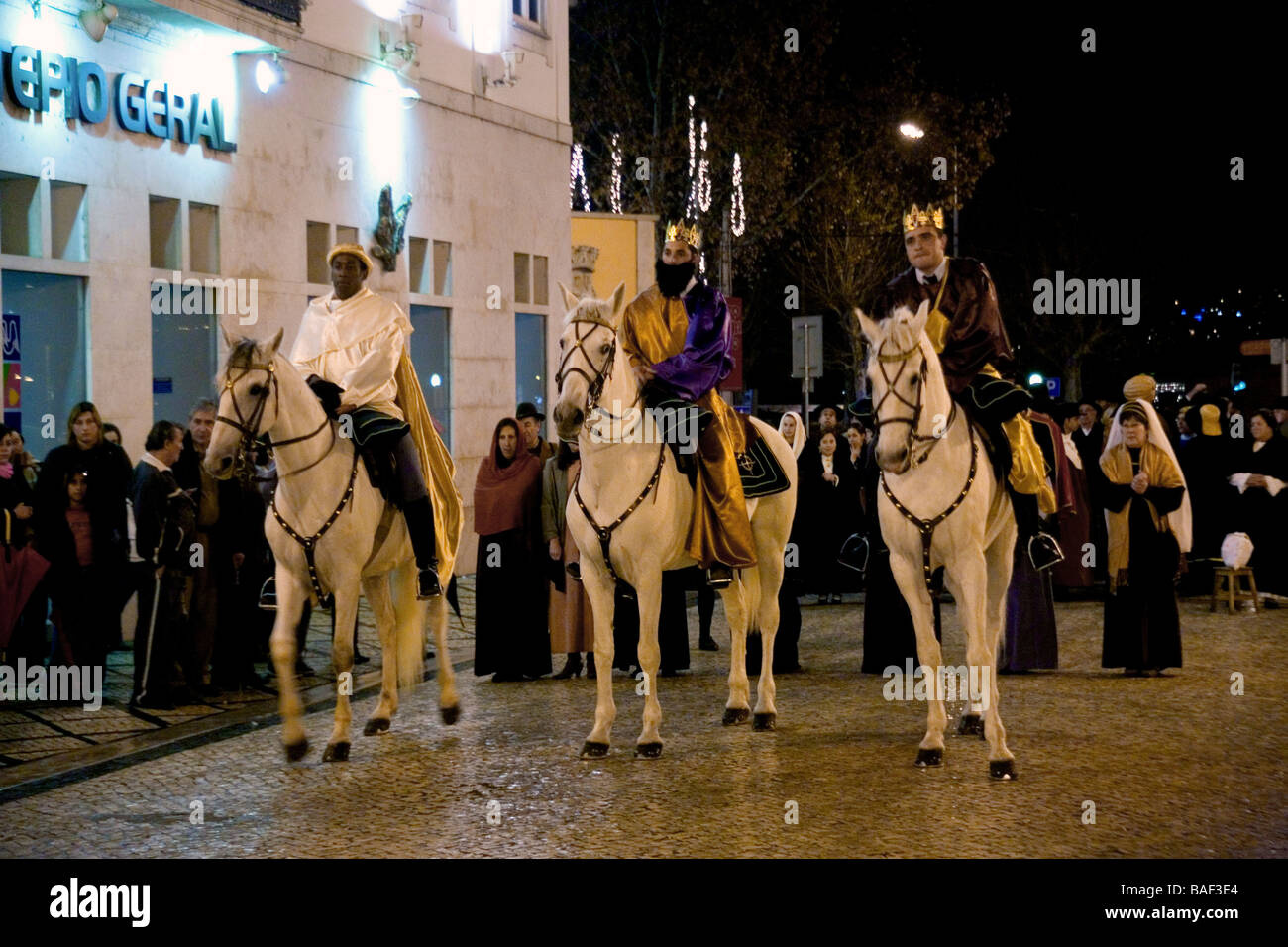 COIMBRA PORTUGAL Folklore Society Mitglieder verkleidet als die Heiligen drei Könige Fahrt in jährlichen Parade auf dem Dia De Reis Tag der Könige Stockfoto