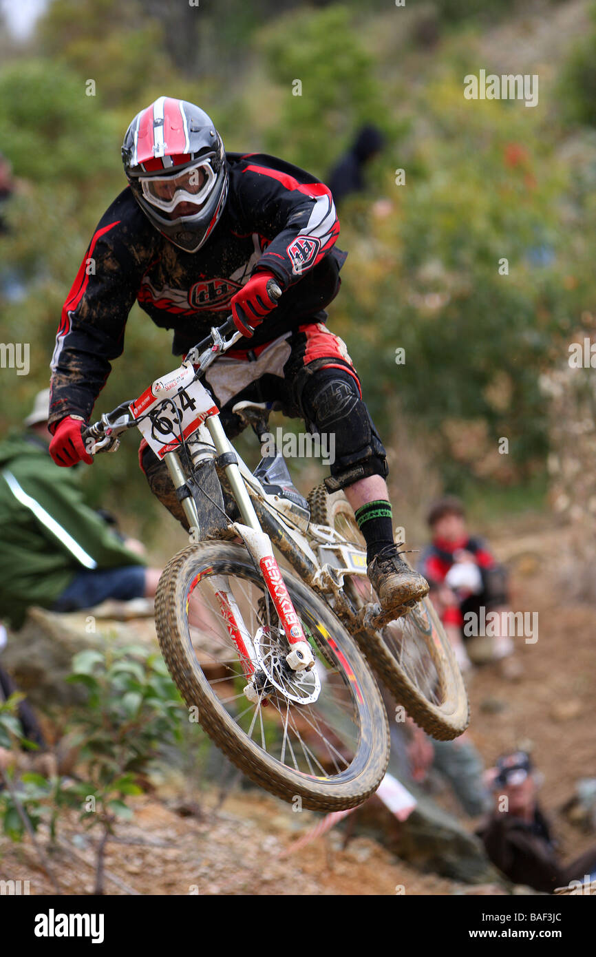 Wettbewerber unter großen Luft über einen Sprung in eine nationale Downhill Mountainbike-Event 2007 Eagle Park South Australia Stockfoto