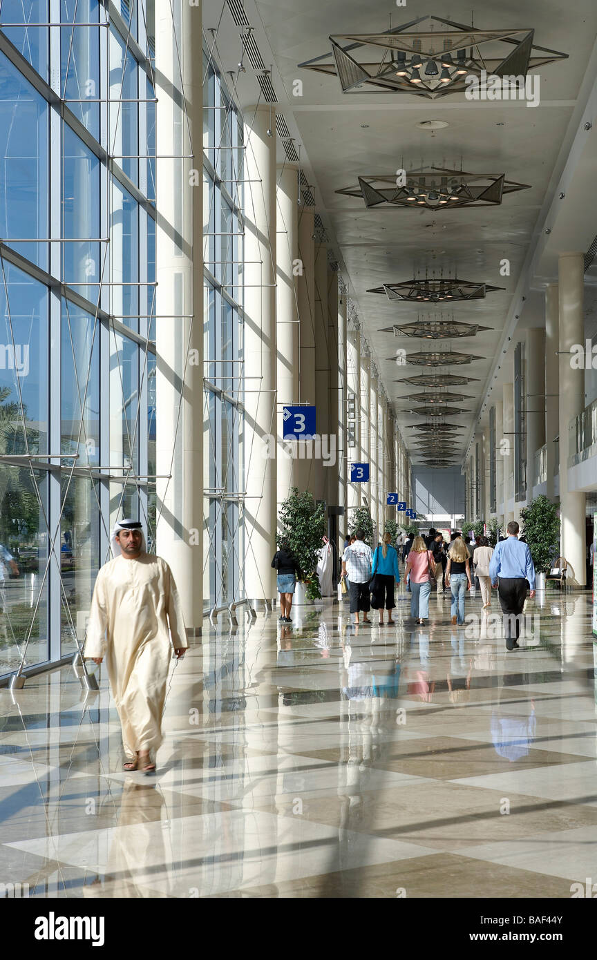 Convention Centre, Dubai, Vereinigte Arabische Emirate, Rmjm, Convention Center Blick auf Flur mit Glaswänden. Stockfoto