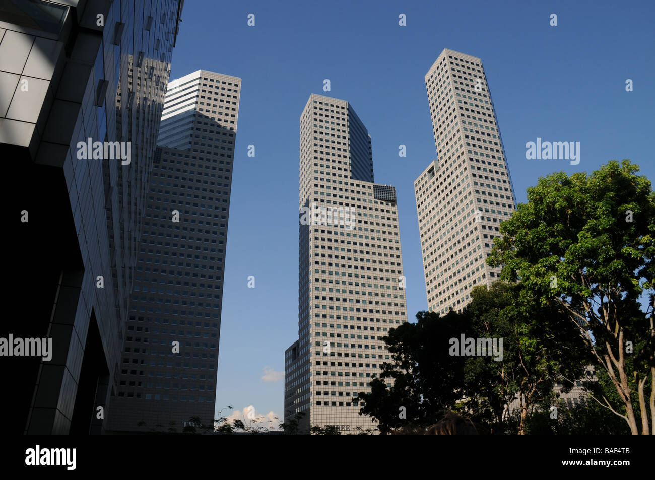 Singapur, drei Hochhäuser. Es kann nur wachsen nach oben, damit so viele Hochhäuser und Menschen leben in Wohnungen nur Stockfoto