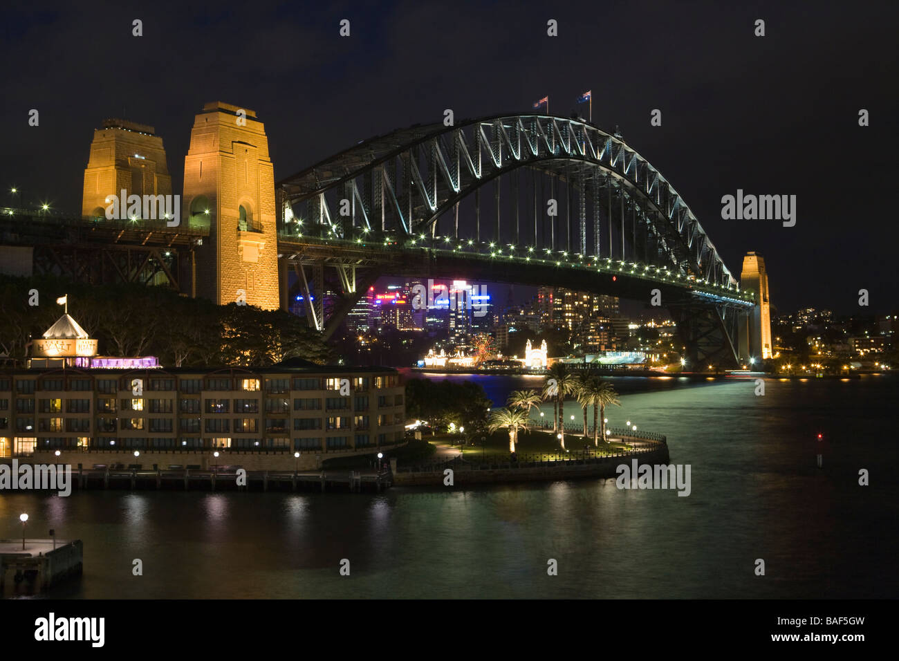 Sydney harbour Bridge in der Dämmerung, Campbells Cove, Sydney, New South Wales, Australien Stockfoto