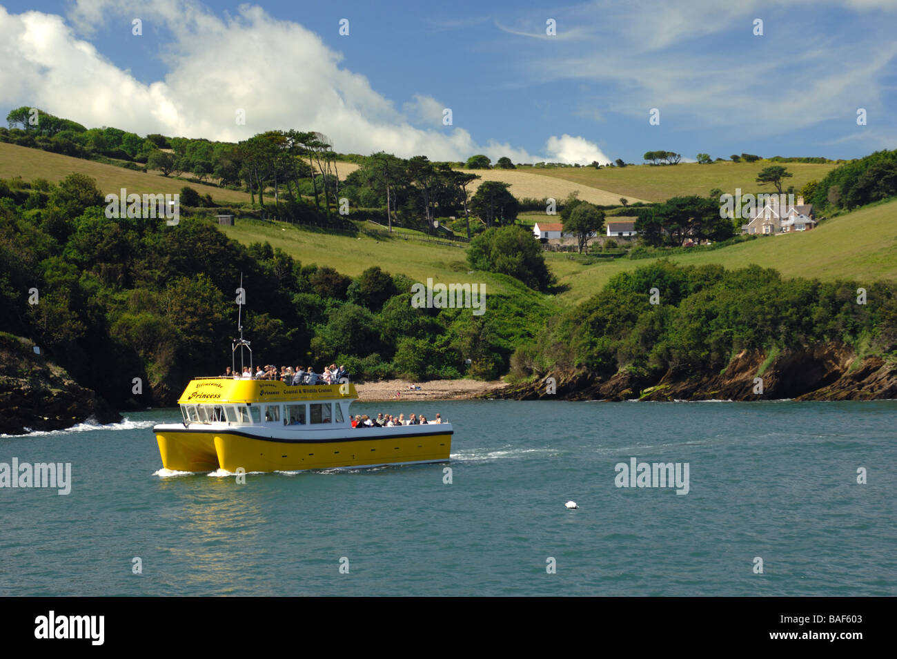 Ein Touristenboot Sightseeing an der Nordküste von Devon tritt Widmouth Bucht Stockfoto