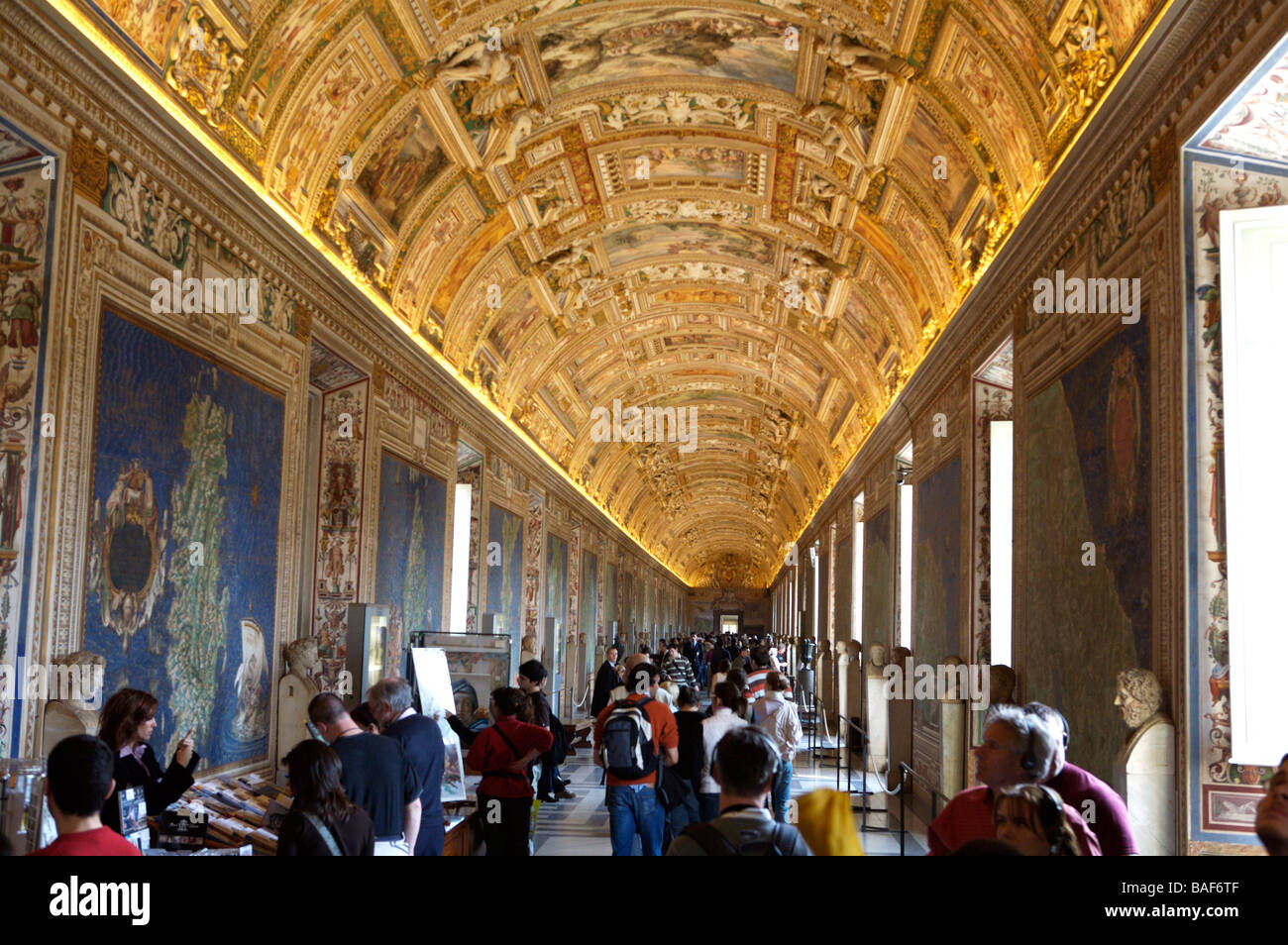 Eines der kunstvoll bemalten Decken und Korridore führen zur Sixtinischen Kapelle im Vatikan in Rom Stockfoto