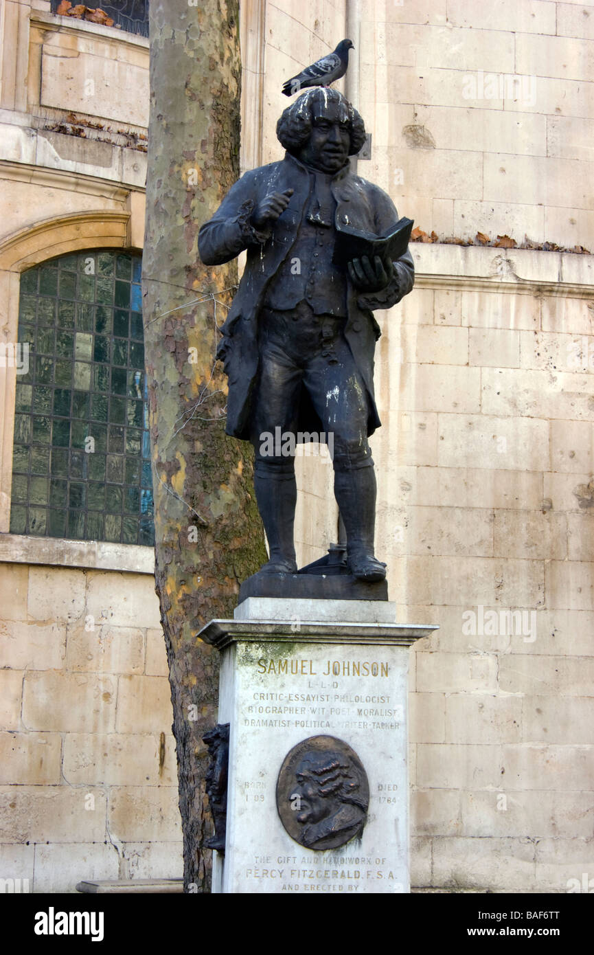 Statue von Samuel Johnson mit einer Taube (live) thront auf dem Kopf. Stockfoto