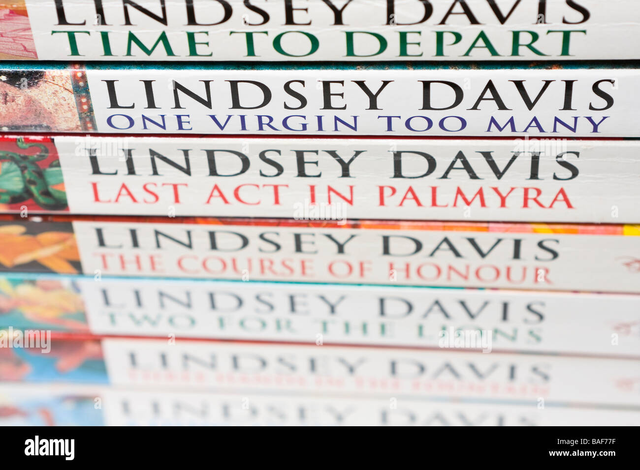 Bücher nach Autor Lindsey Davis Stockfoto