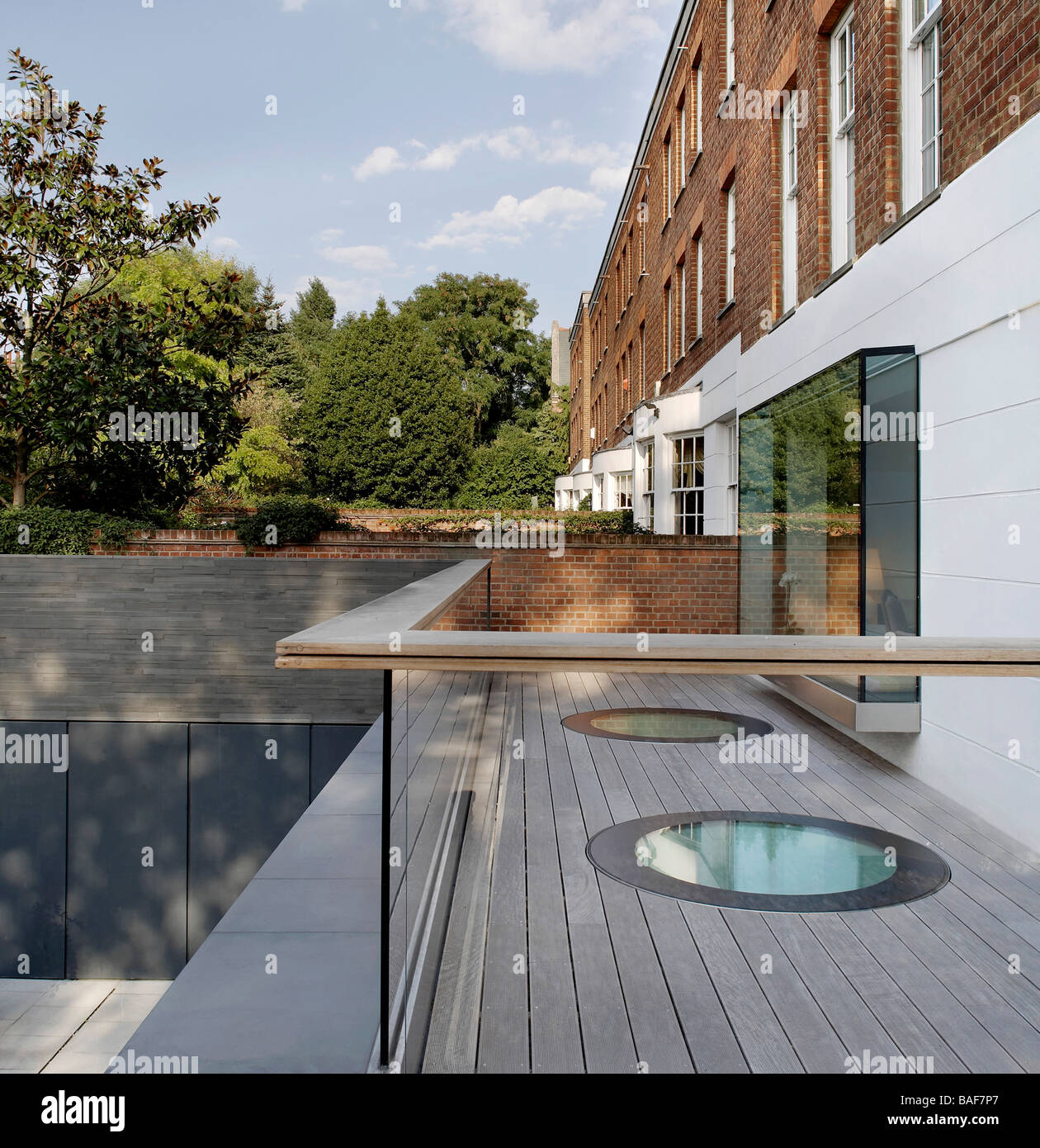 Private House, London, Vereinigtes Königreich, Acq (Agnelli Currey Quazi Ltd), geschmückt Privathaus außen Terrasse. Stockfoto