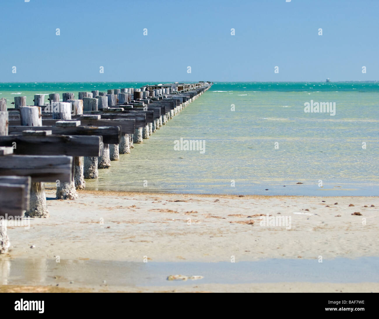 Verlassene Dock in azurblauen Wasser des Golf von Mexiko an Rockport, Texas Stockfoto