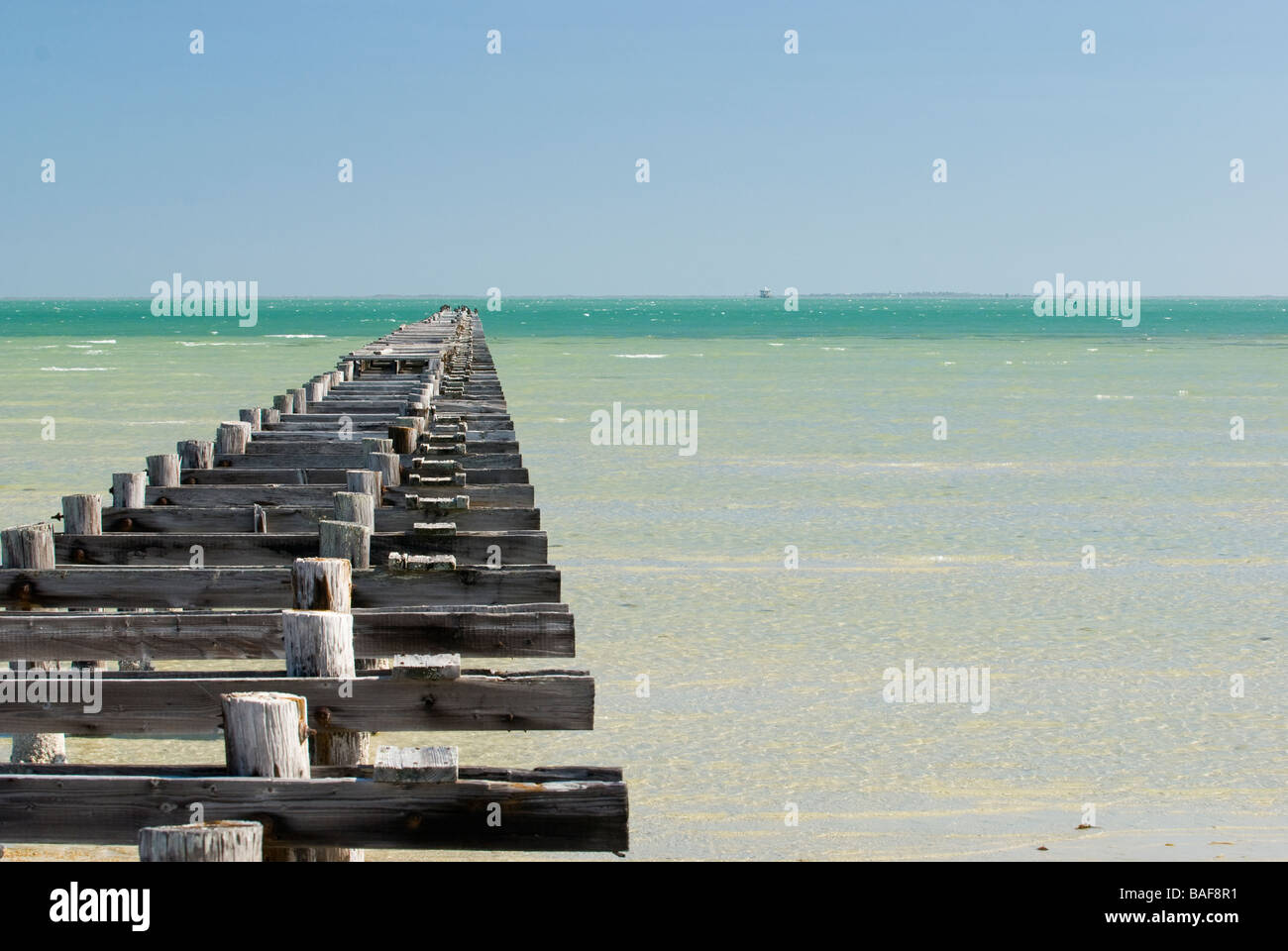 Verlassene Dock in azurblauen Wasser des Golf von Mexiko an Rockport, Texas Stockfoto