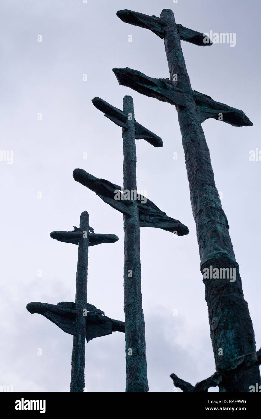 Hungersnot Schiffsmasten. Die drei Masten der Hungersnot Schiff, eine Bronzeskulptur von John Behan, gegen einen grauen, stürmischen Himmel. Stockfoto