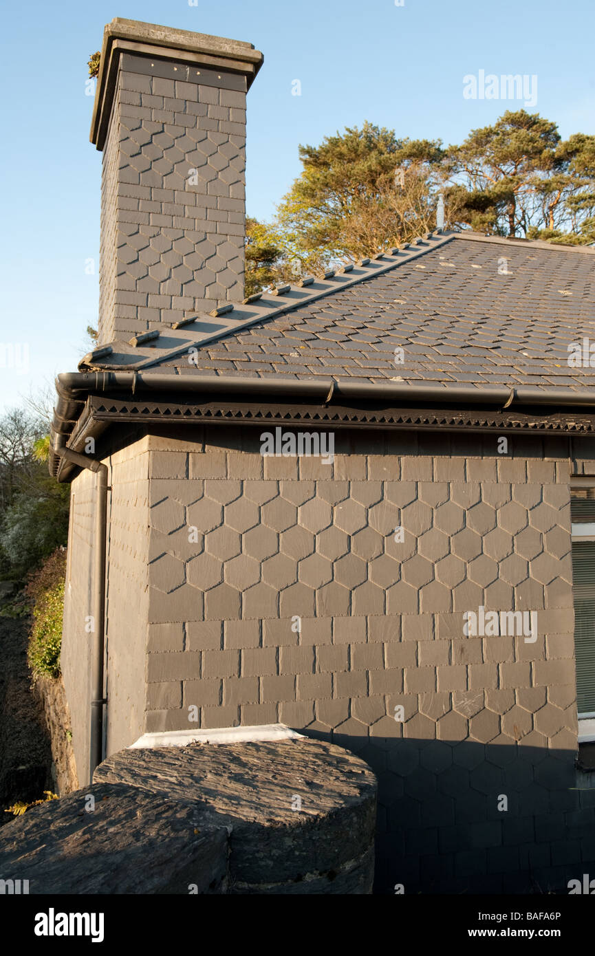 Ein Haus komplett verkleidet bedeckt im walisischen Schiefer Fliesen - Wände, Dach und Schornstein - Porthmadog Gwynedd Nord wales UK Stockfoto