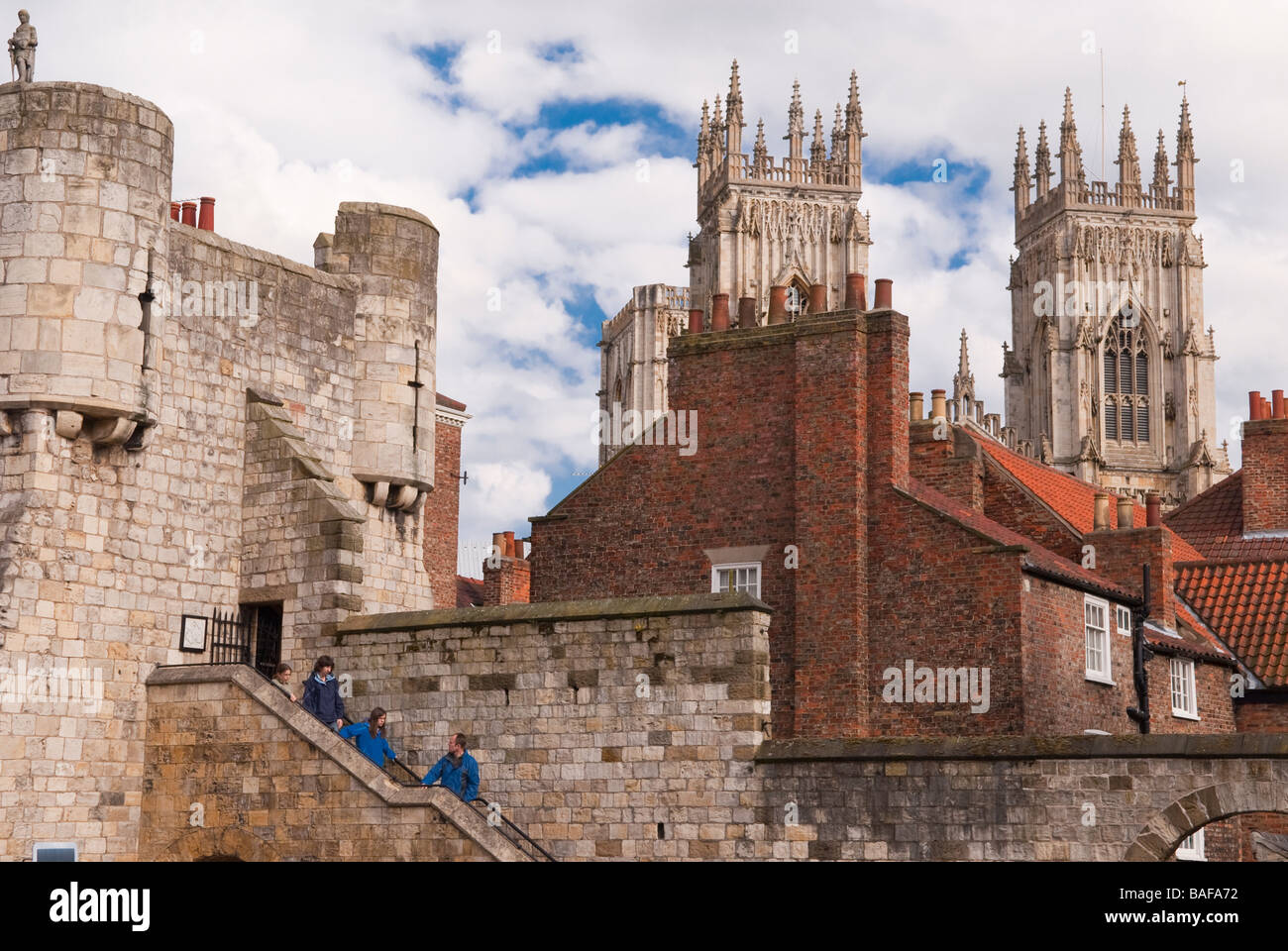 Menschen zu Fuß auf der Treppe einige alte Architektur in York, Yorkshire, Großbritannien Stockfoto
