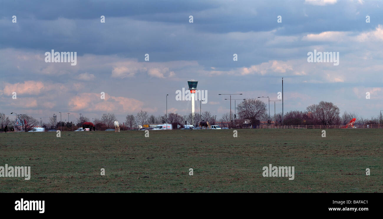 Kontrollturm Flughafen Heathrow, London, Vereinigtes Königreich, Richard Rogers Partnership, Kontrollturm Heathrow Flughafen tagsüber Blick Stockfoto