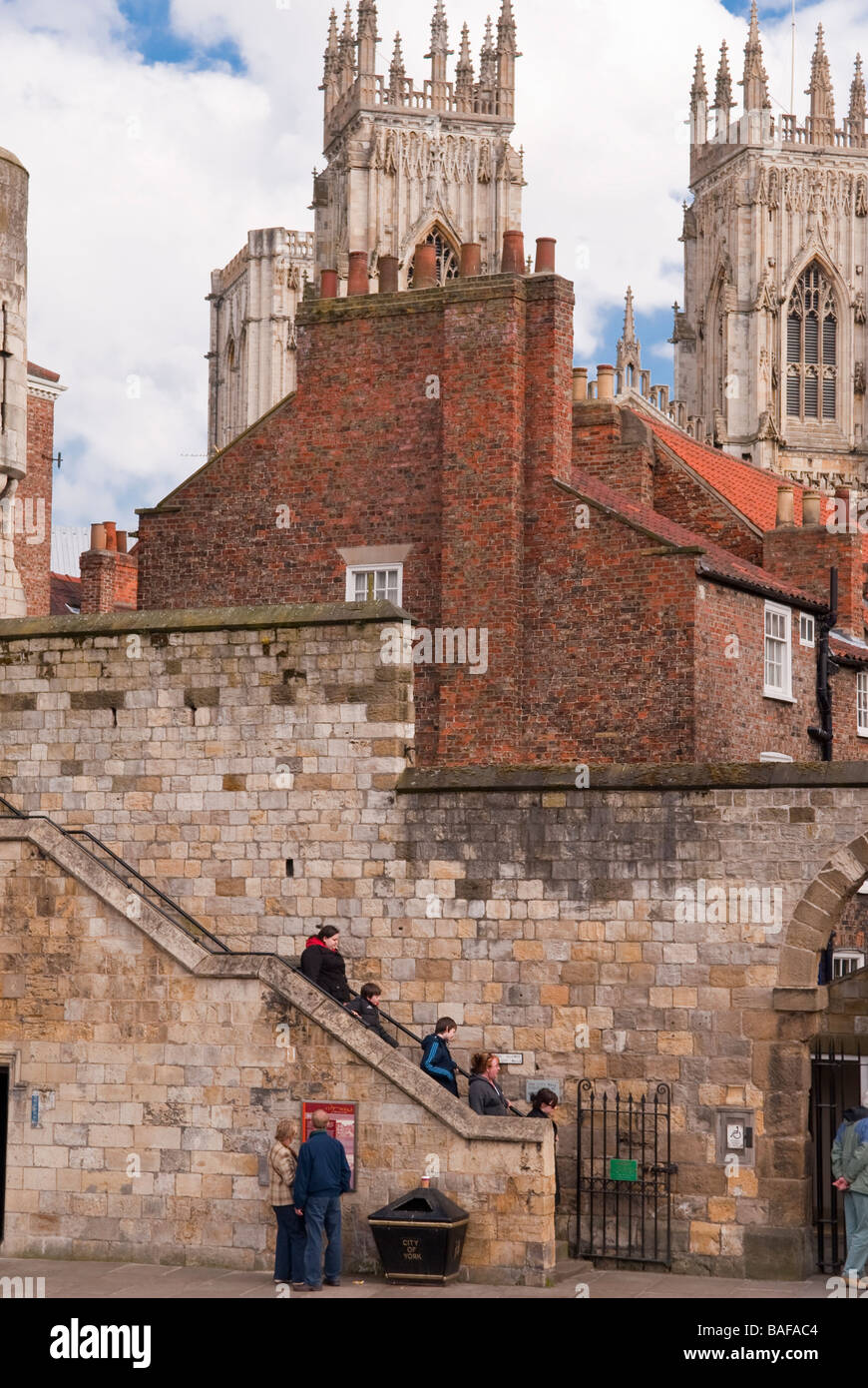 Menschen zu Fuß auf der Treppe einige alte Architektur in York, Yorkshire, Großbritannien Stockfoto