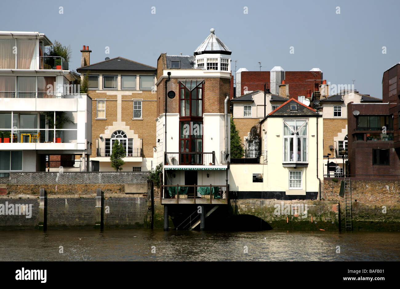 Häuser auf Chelsea am Flussufer kleinen weißen Haus einmal von Lord Snowdon London 2009 besetzt Stockfoto