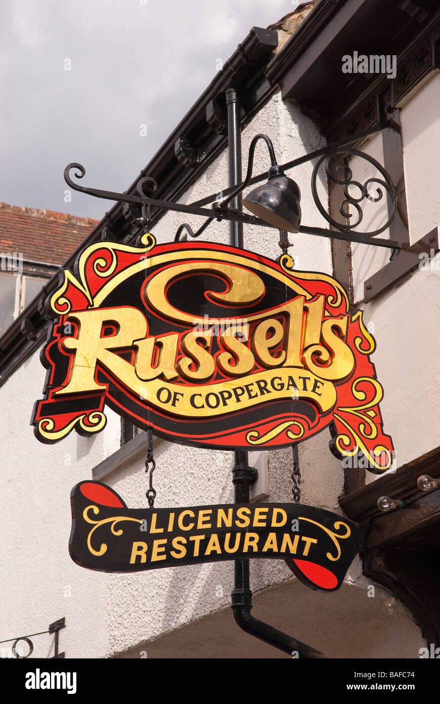 Russells Coppergate lizenzierte Restaurant Zeichen in York, Yorkshire, Großbritannien Stockfoto