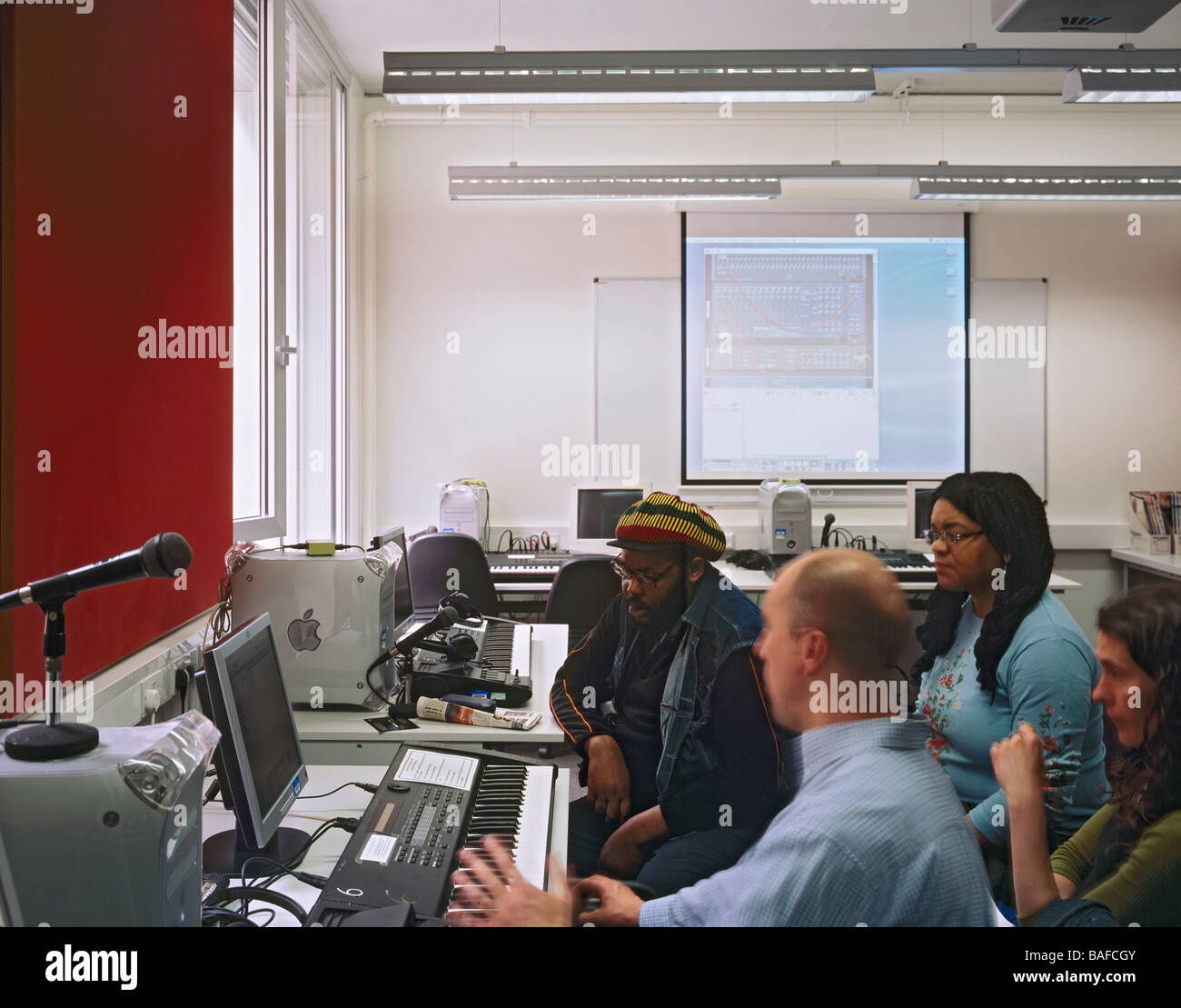 Stadt beleuchtet, London, Vereinigtes Königreich, Verbündeten und Morrison, beleuchtete Stadt Musik-Workshop. Stockfoto