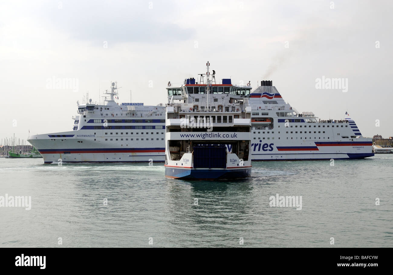RORO-Fähren der Normandie von Brittany Ferries Unternehmen und die St. Clare und IOW Fähre betrieben im Besitz von Wightlink Portsmouth Stockfoto