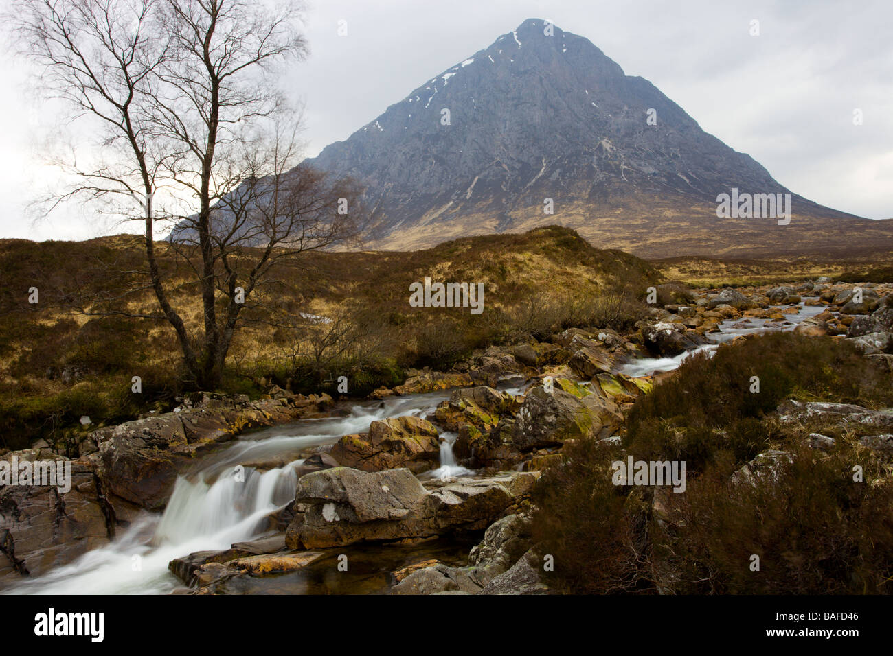 Buchaille Etive Mor (Stob Dearg) aus dem Fluss Coupall Stockfoto