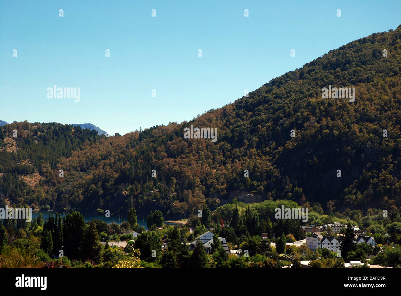 Landschaftsansicht Häuser, Berge und See Lacar in San Martin de Los Andes, Patagonien Stockfoto Landschaftsansicht Häuser, Berge und See Lacar in San Martin de Los Andes, Patagonien Stockfoto