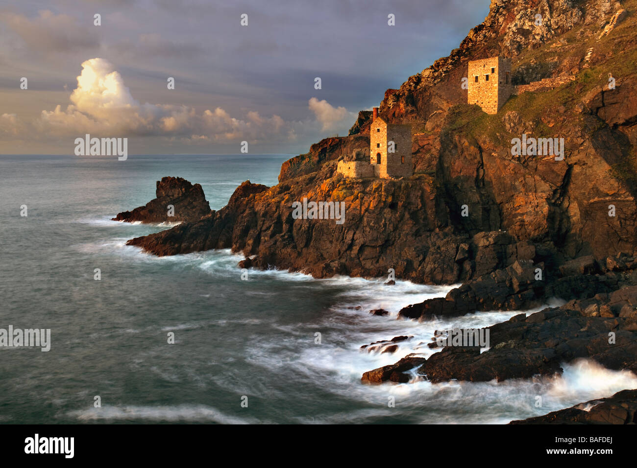 Goldener Sonnenuntergang über Botallack Zinn-Minen, Cornwall, England, UK Stockfoto