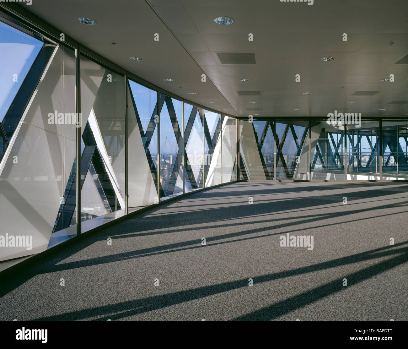 30 St Mary Axe, London, Vereinigtes Königreich, Foster and Partners, Swiss re tower St Mary Axe Gherkin Interieur. Stockfoto