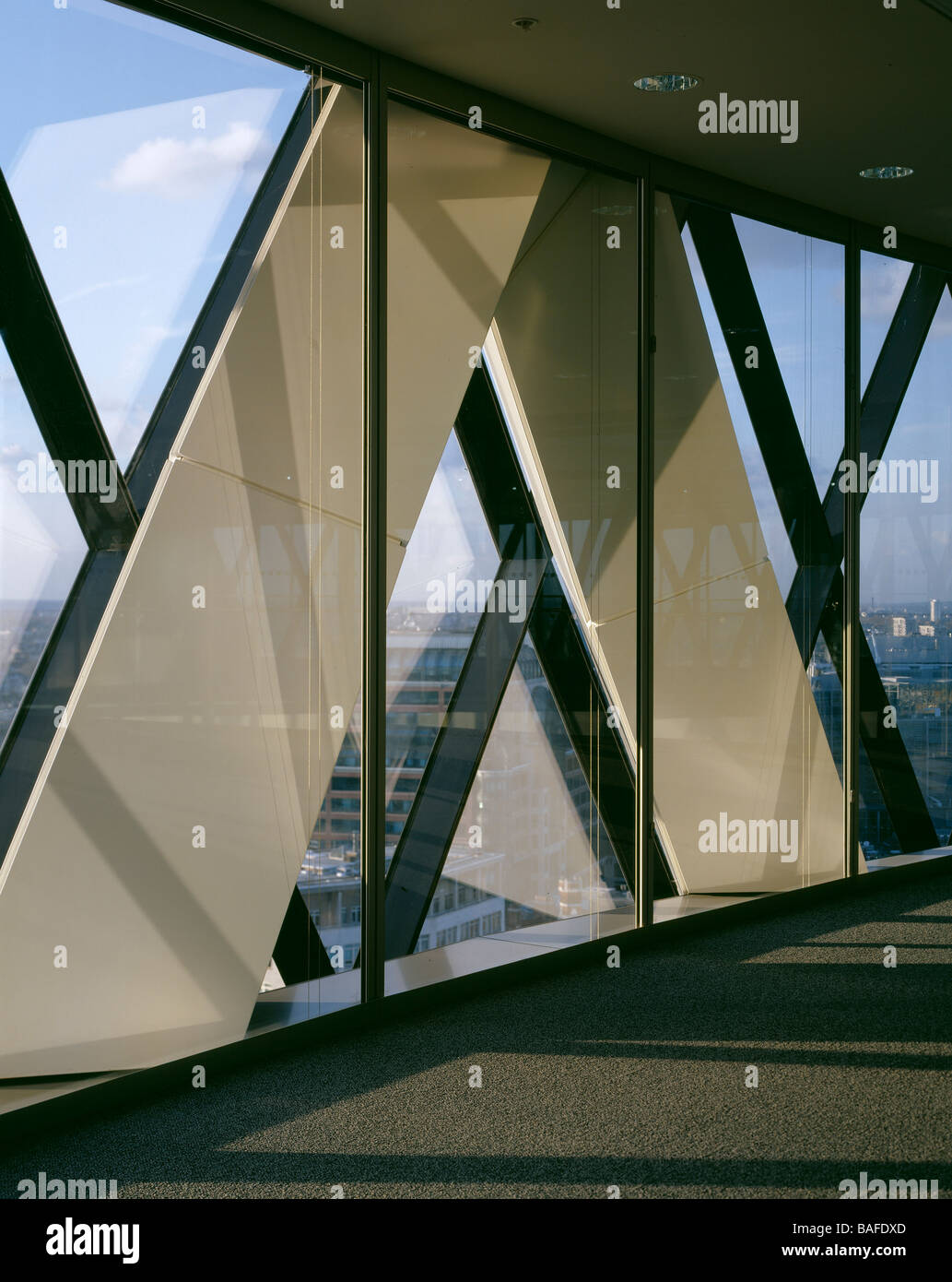 30 St Mary Axe, London, Vereinigtes Königreich, Foster and Partners, Swiss re tower St Mary Axe Gherkin Interieur. Stockfoto