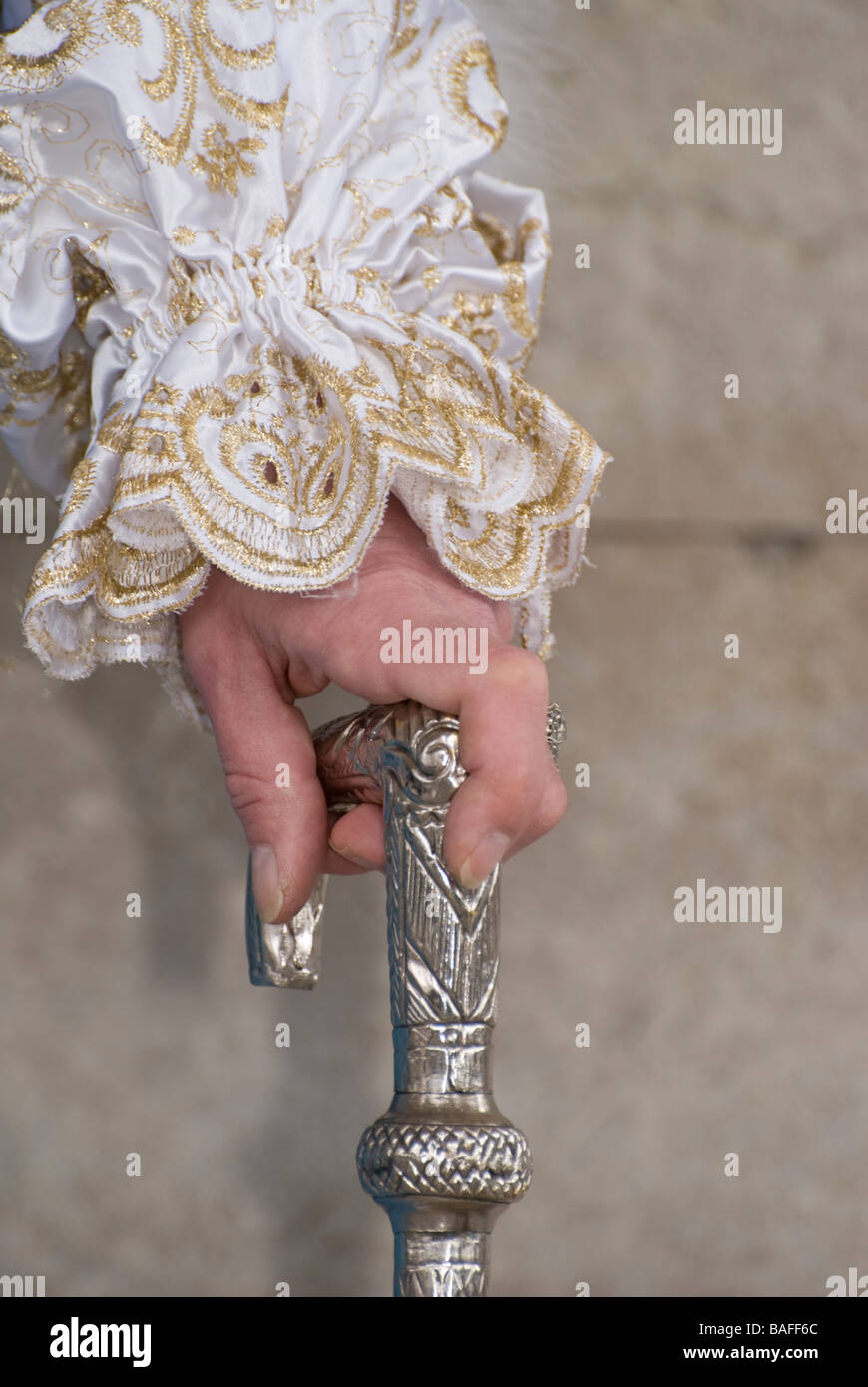 Nahaufnahme einer Hand mit eisernen Spazierstock in Venedig Verkleidung Stockfoto