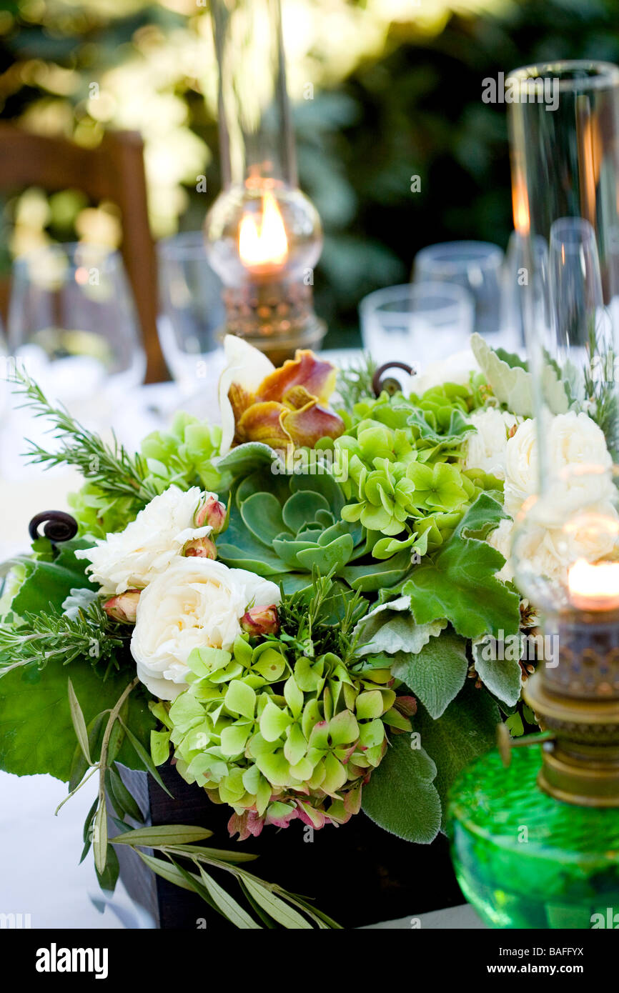 Mittelstück, Blumen, Blumenarrangement, elegant, grün, Öllampe, Gaslampe, Feier, Hochzeit, rustikal Stockfoto