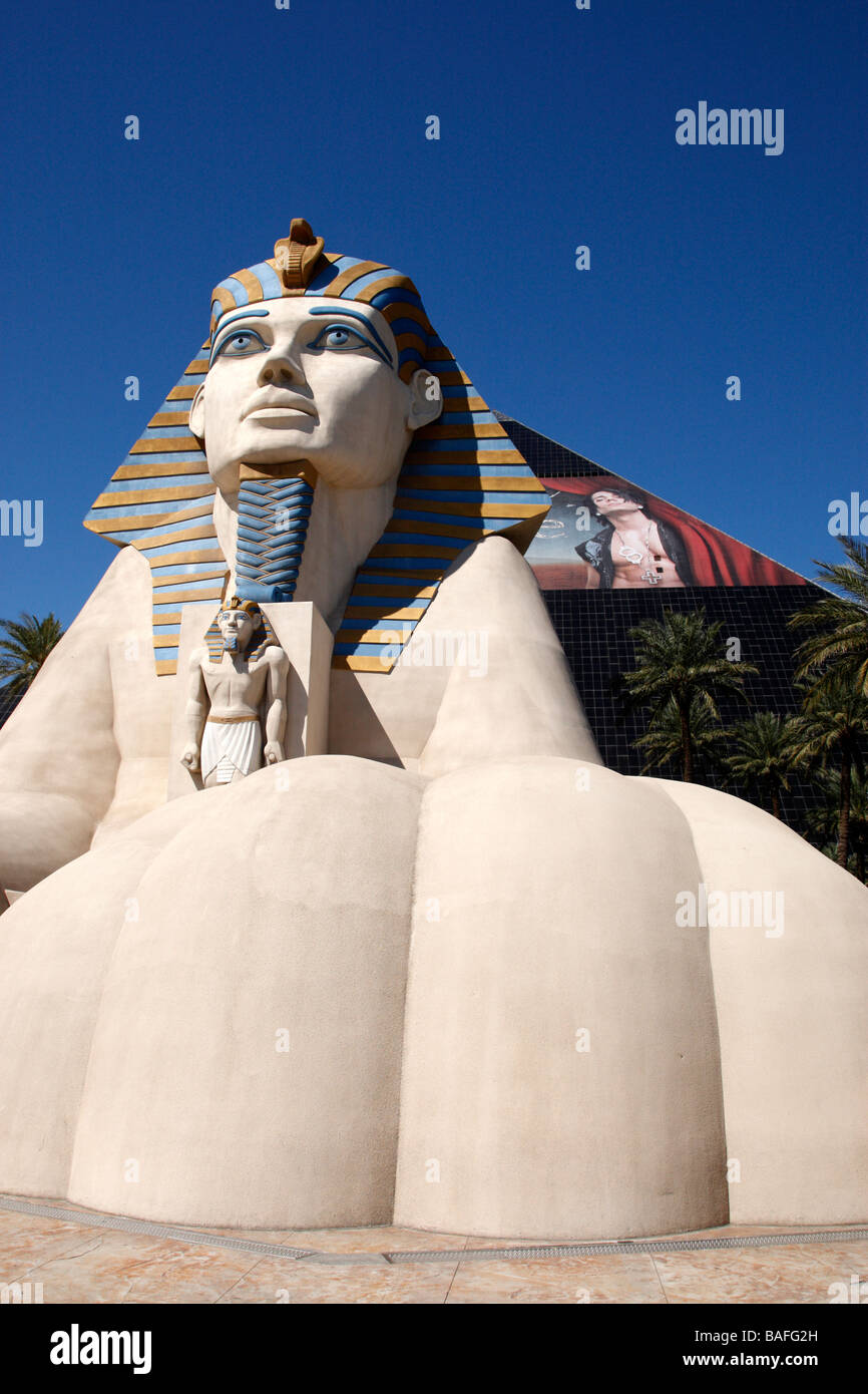 eine große Sphinx am Eingang zu dem Luxor Hotel und Casino Las Vegas Nevada, usa Stockfoto
