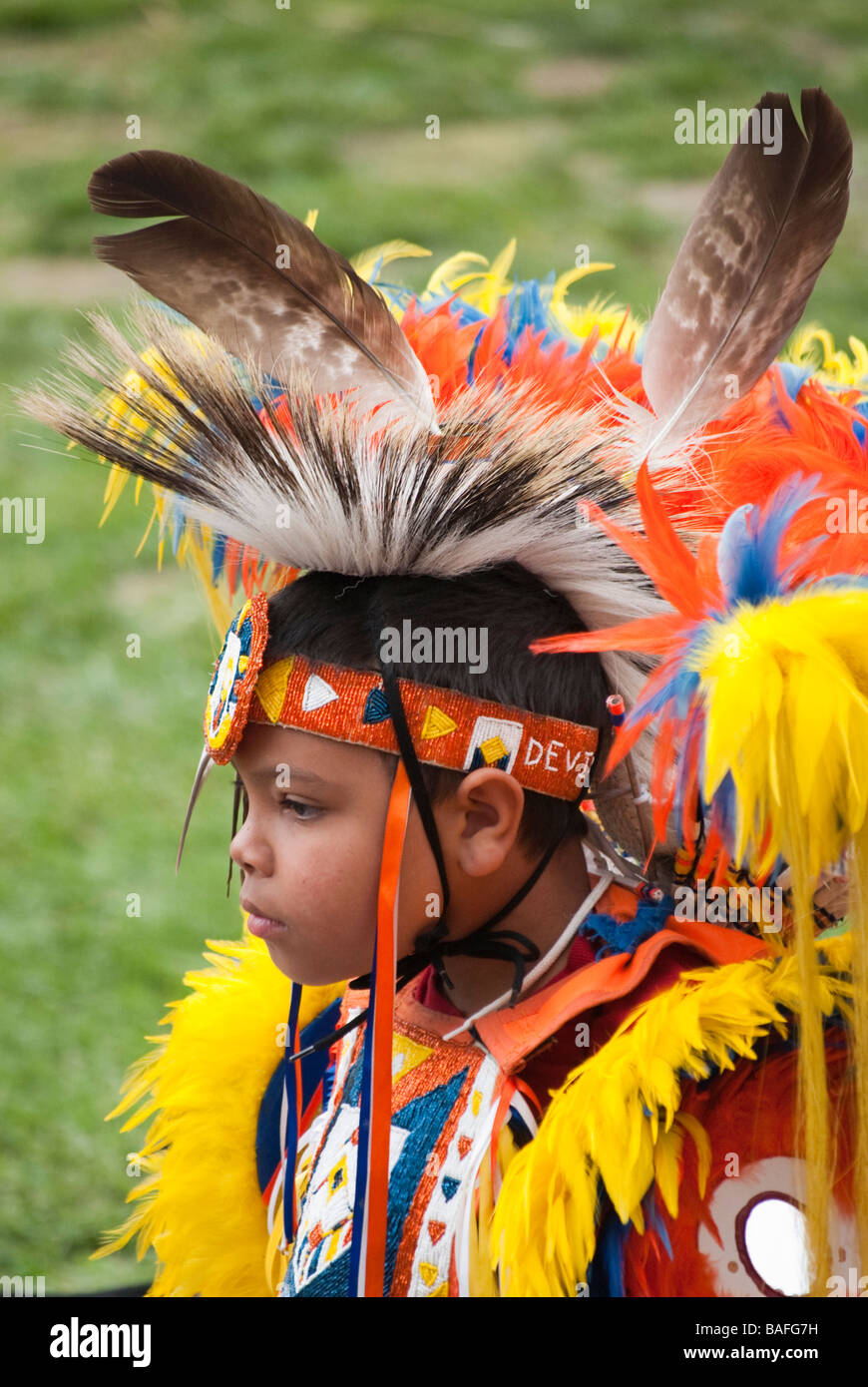 Ein kleiner Junge von Haliwa Saponi Indianer Stamm in North Carolina in einem bunten Kostüm während ihrer 44th jährlichen Powwow Stockfoto