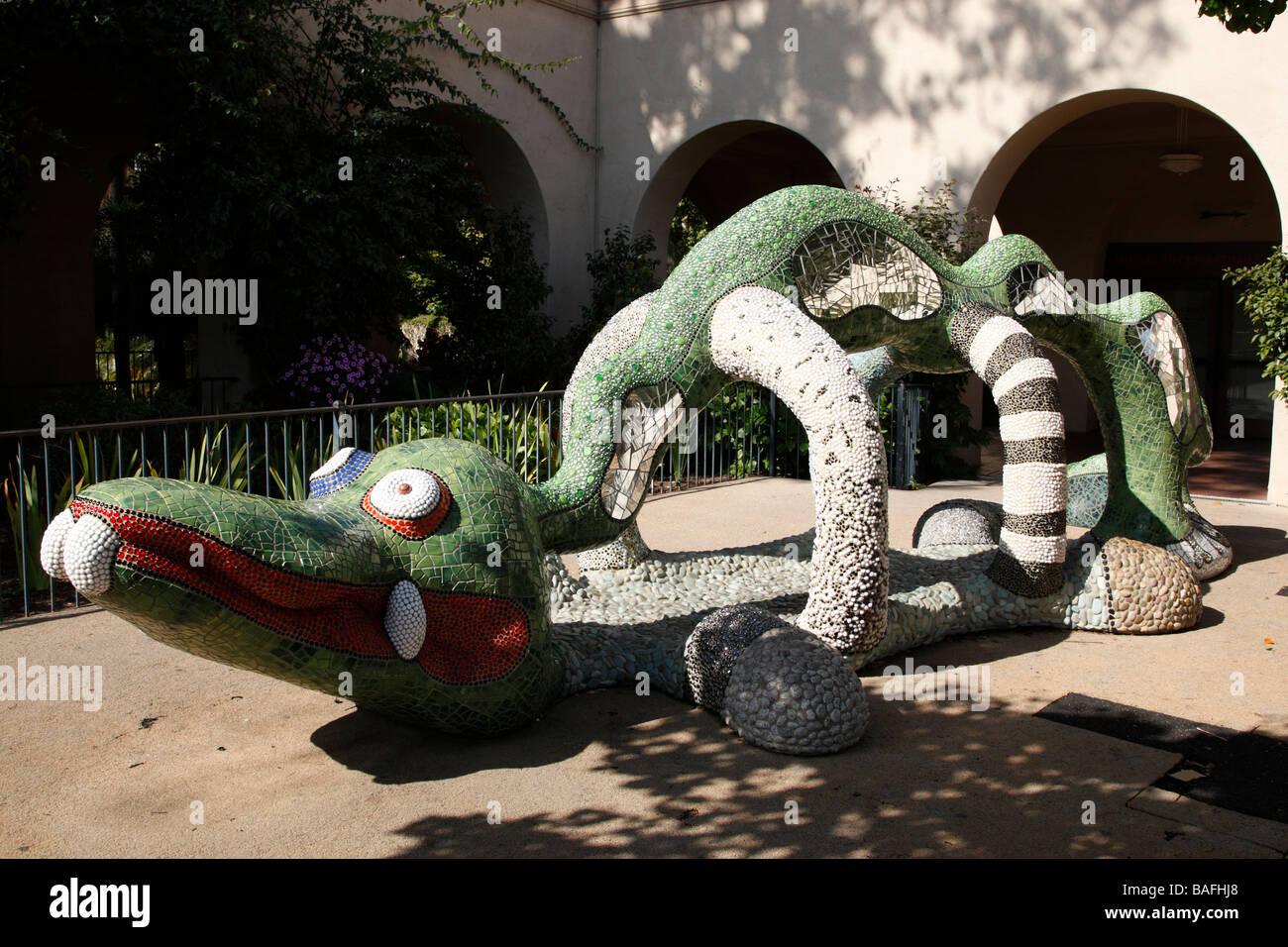 Nikigator von Niki de Saint Phalle außerhalb der Mingei international Museum Plaza de Panama Balboa park, San Diego Kalifornien Stockfoto