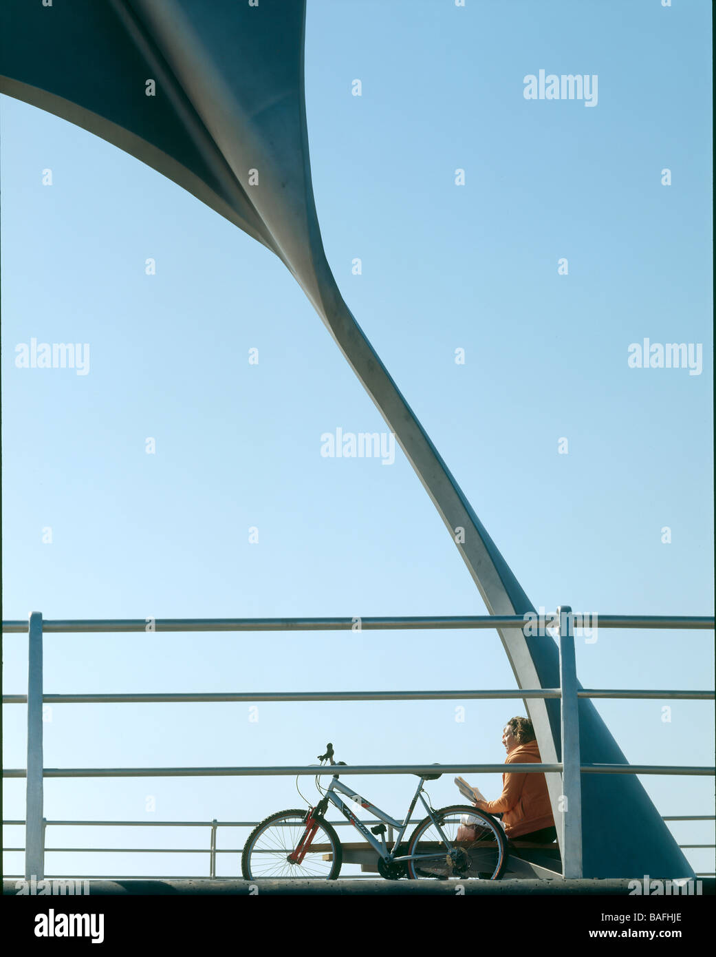 Windschutz, Blackpool, Vereinigtes Königreich, McChesney Architekten, rotierende Windschutz mit Frau und Rad drehen. Stockfoto