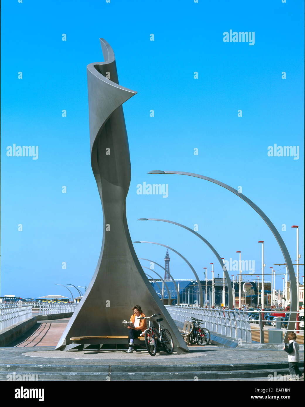 Drehen, Windschutz, Blackpool, Vereinigtes Königreich, McChesney Architekten, Rotating wind Schutz Fernblick mit Turm. Stockfoto