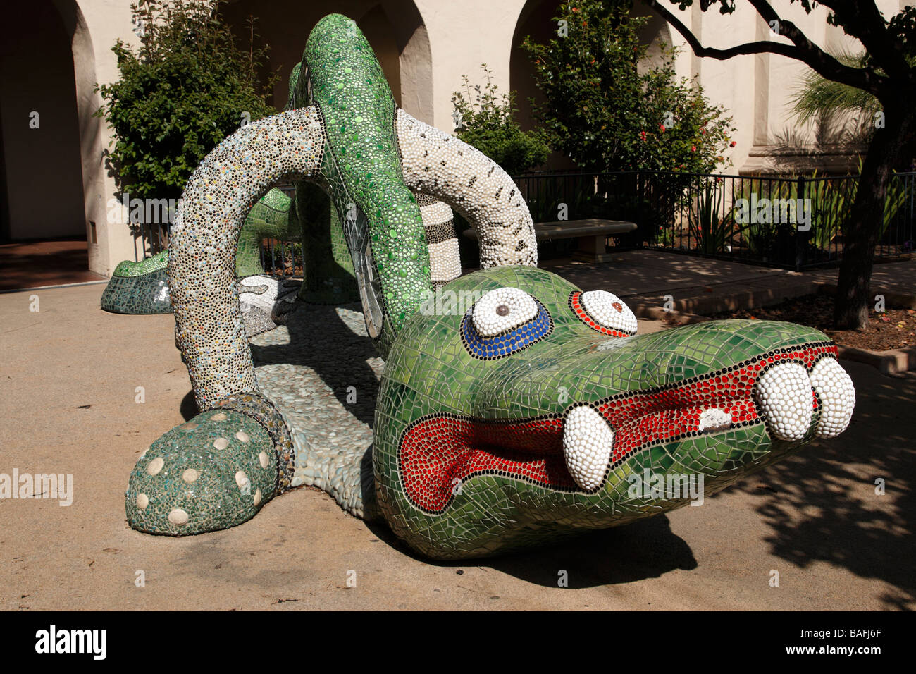 Nikigator von Niki de Saint Phalle außerhalb der Mingei international Museum Plaza de Panama Balboa park, San Diego Kalifornien Stockfoto