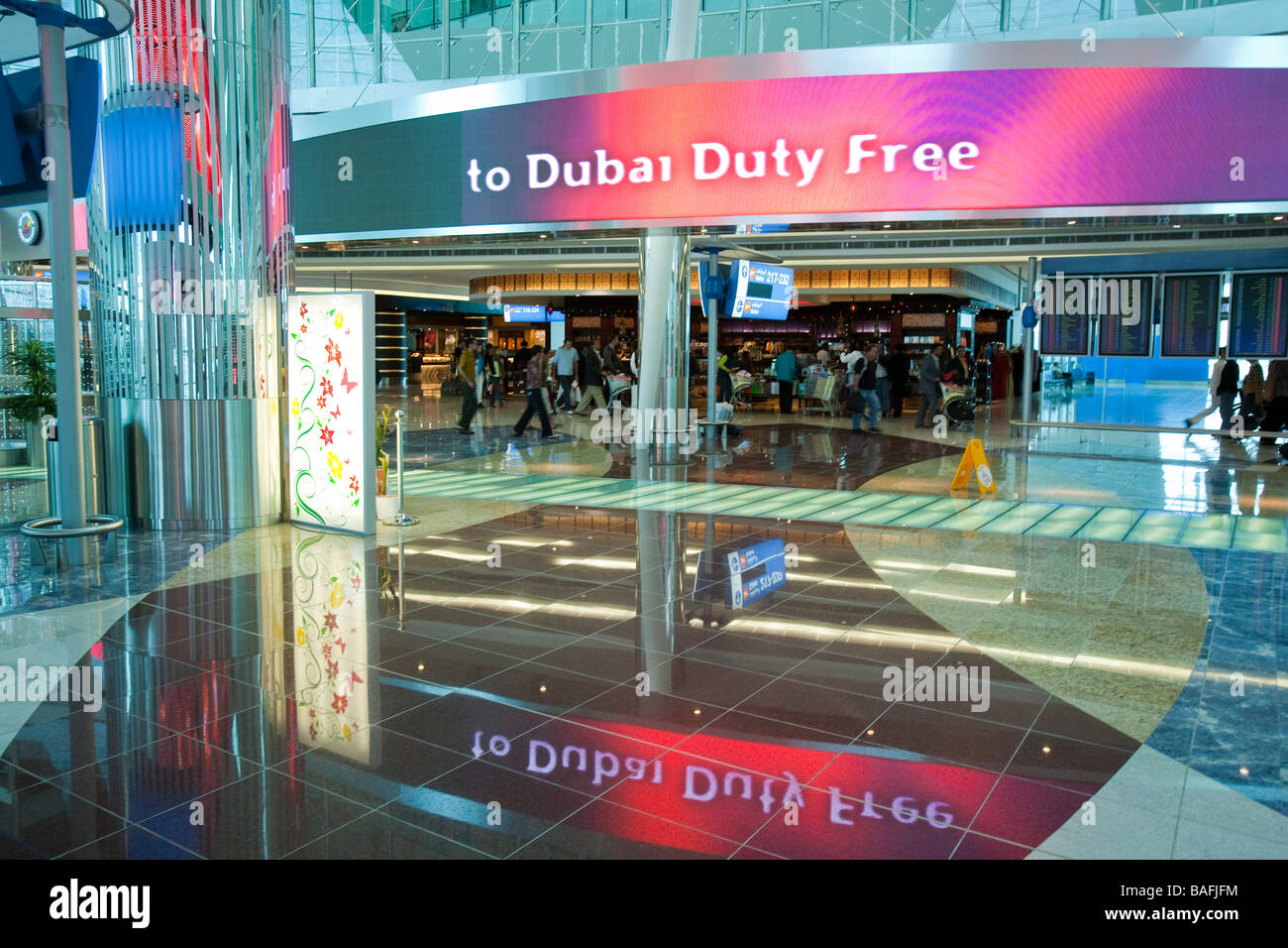 Duty free Einkauf in s Flughafen Dubai Vereinigte Arabische Emirate Stockfoto