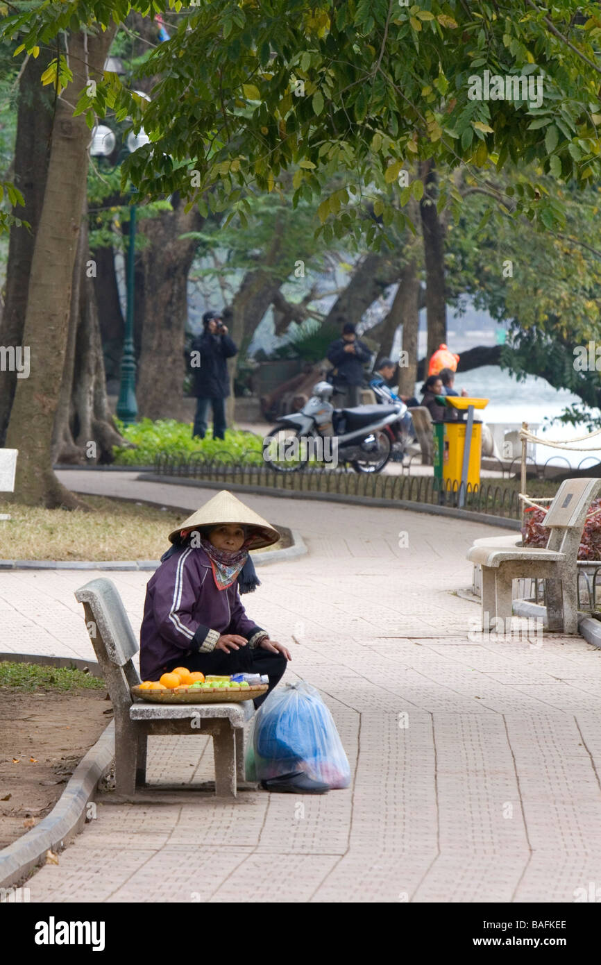 Händler verkaufen Obst auf Parkbänken entlang dem Hoan-Kiem-See in Hanoi Vietnam Stockfoto