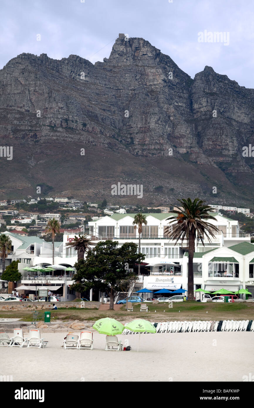 Camps Bay Strand und Restaurants, Kapstadt Stockfoto
