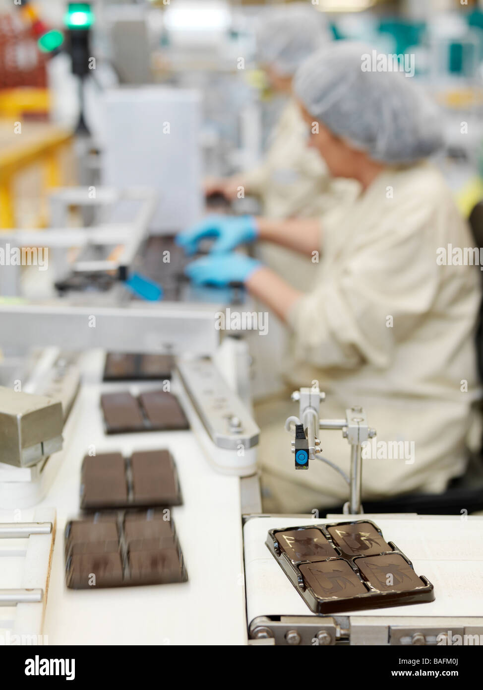 Mitarbeiter in einer Schokoladenfabrik. Stockfoto