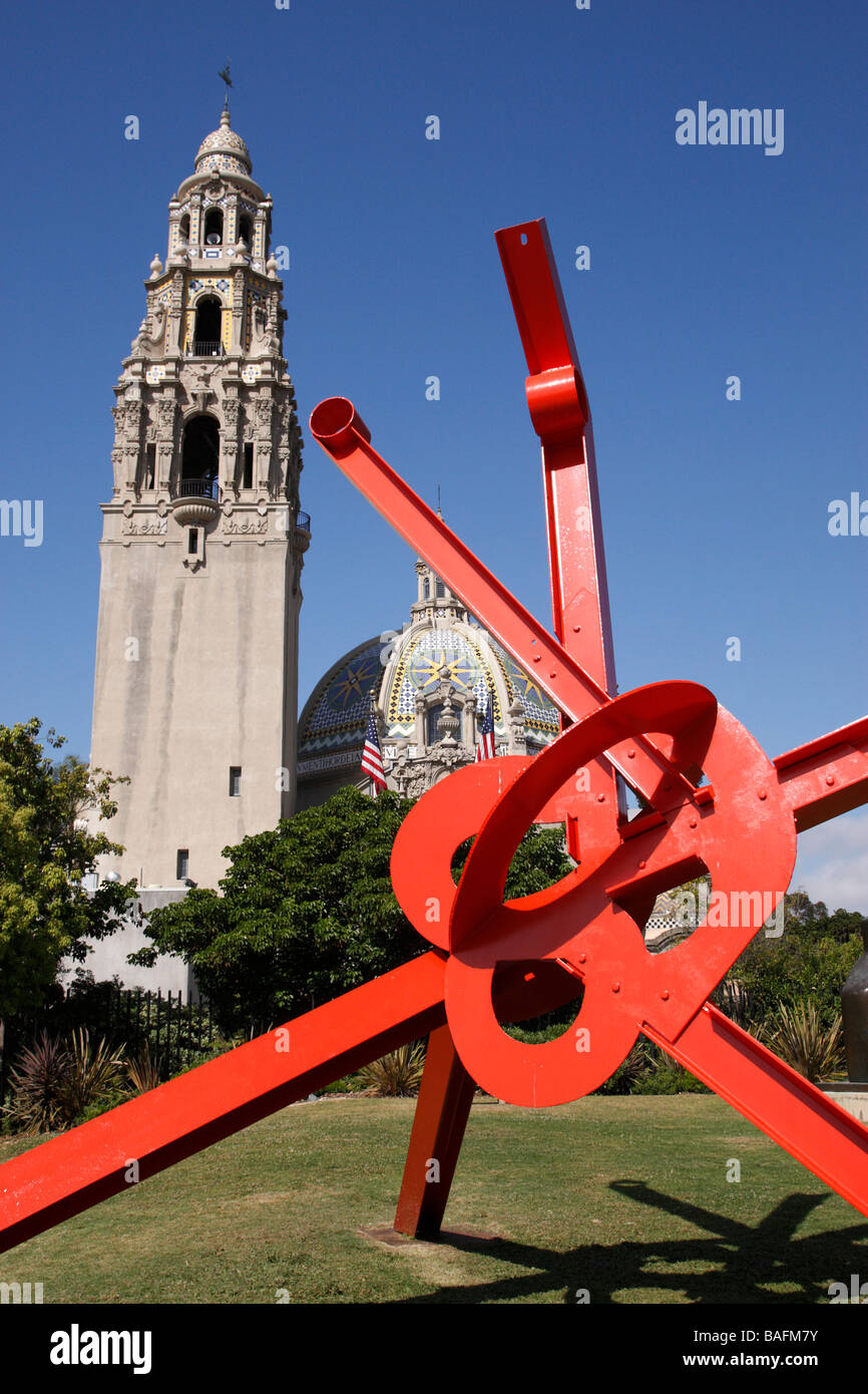 Museum des Mannes mit einer Skulptur genannt Tumbleweed von Mark di Suveros in den Vordergrund Balboa Park San Diego Kalifornien usa Stockfoto