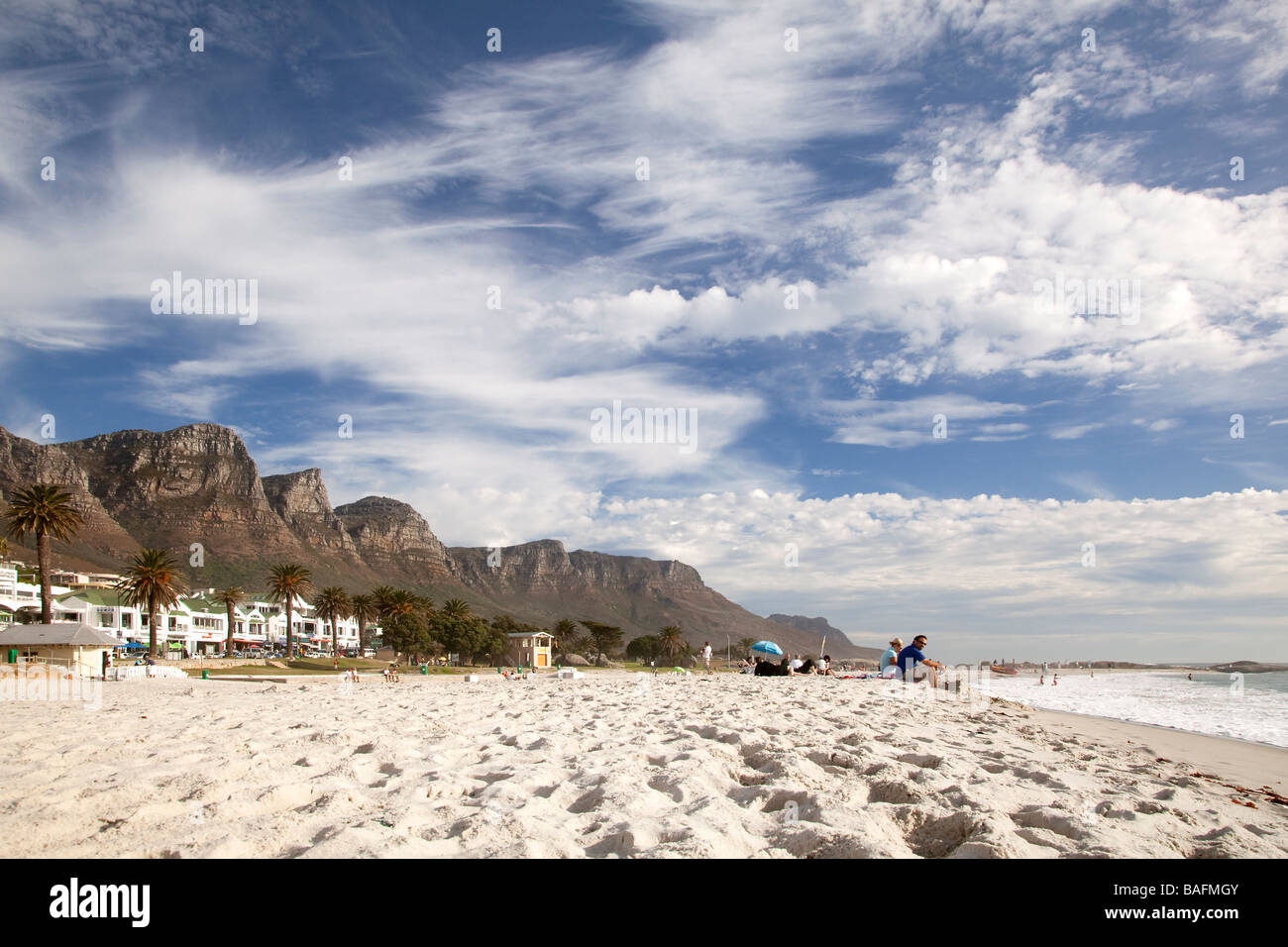 Blick entlang der Camps Bay Strand, Berge, Cape Town, Südafrika Stockfoto