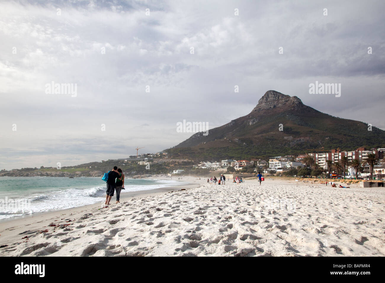 Paar am Strand von Camps Bay, Cape Town, Südafrika Stockfoto
